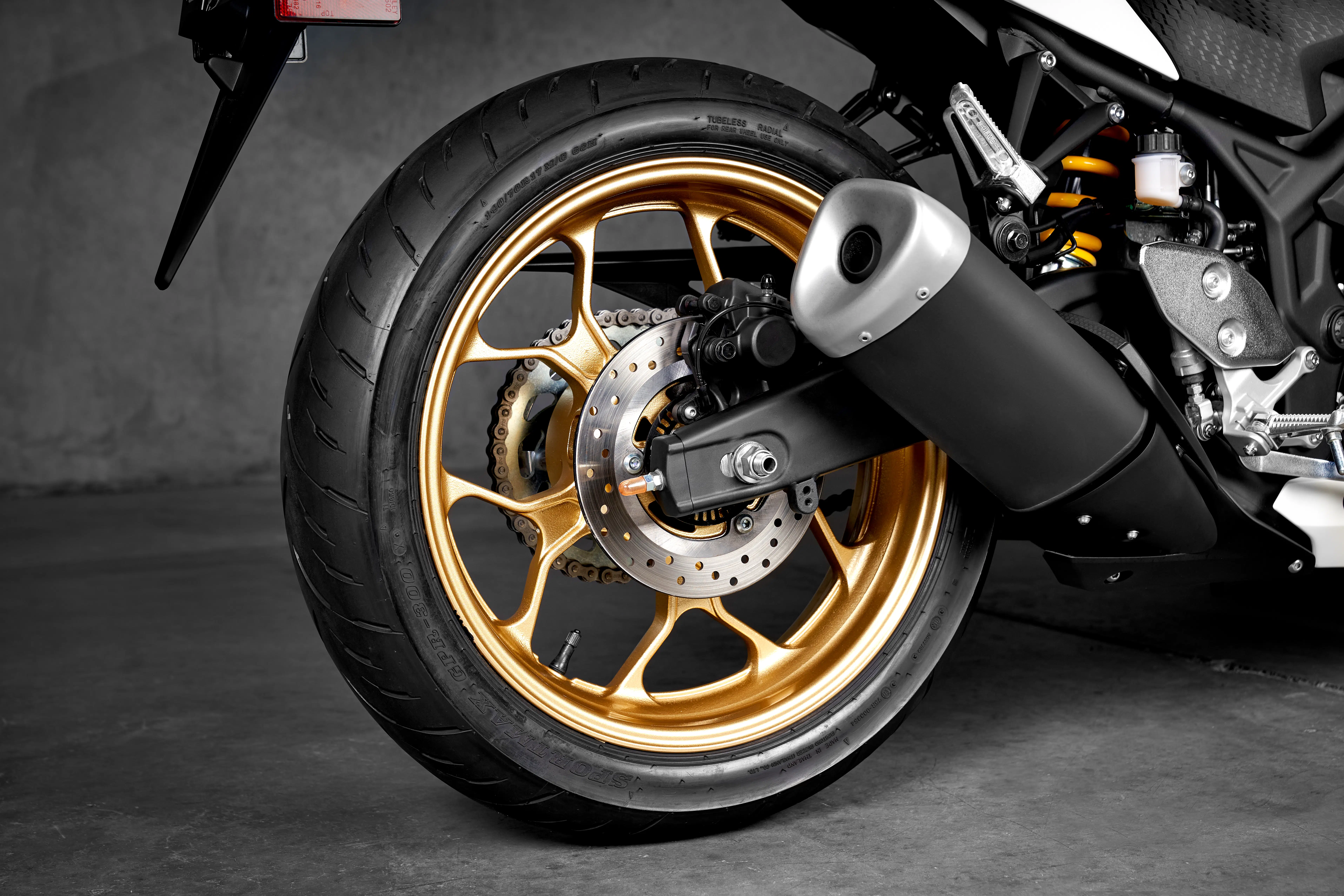 Les roues de couleur or donnent vraiment du style à cette moto Supersport. Source: https://www.yamaha-motor.ca/fr/route/motocyclettes