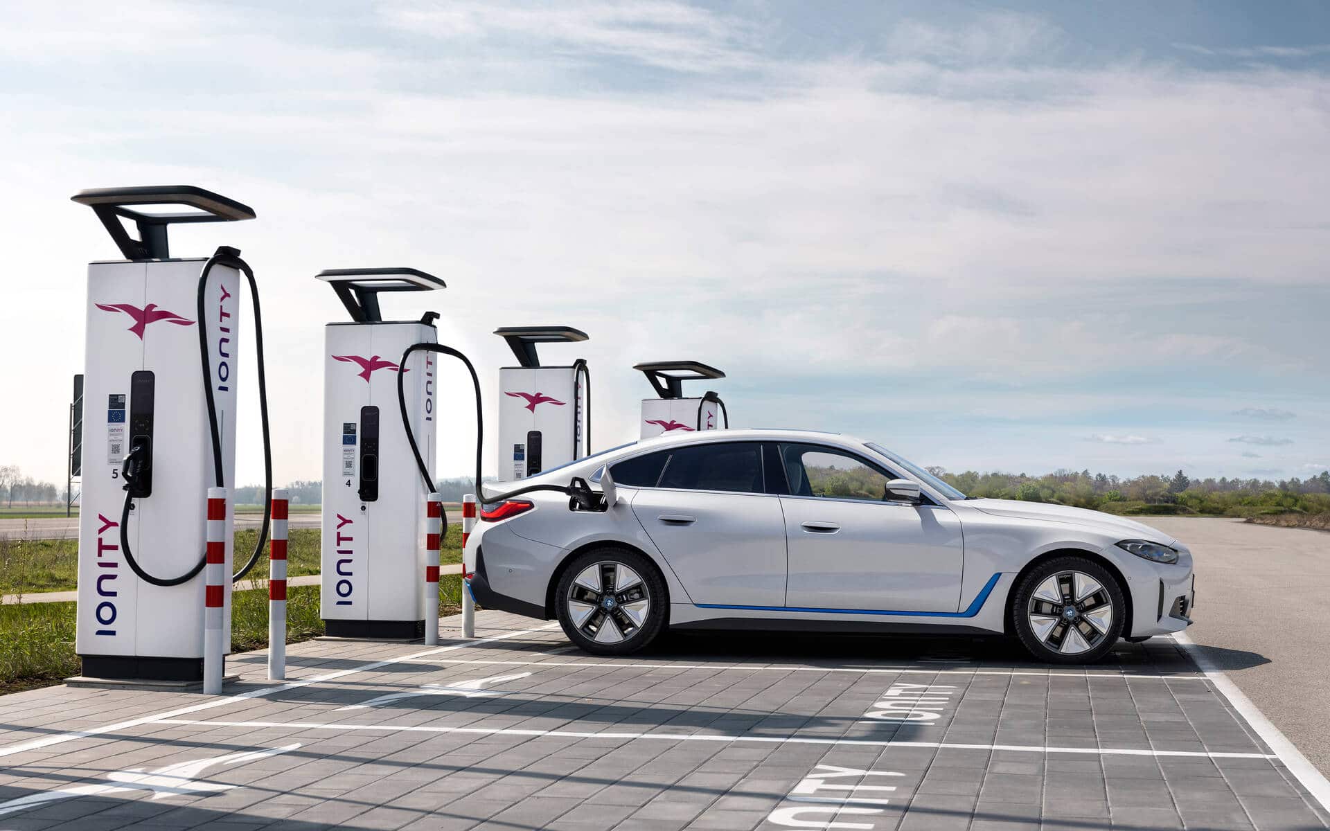 The 2022 BMW i4 available for pre-order in Quebec! 24 The "My BMW" app is used to locate the charging stations. Source: www.guideauto.ca