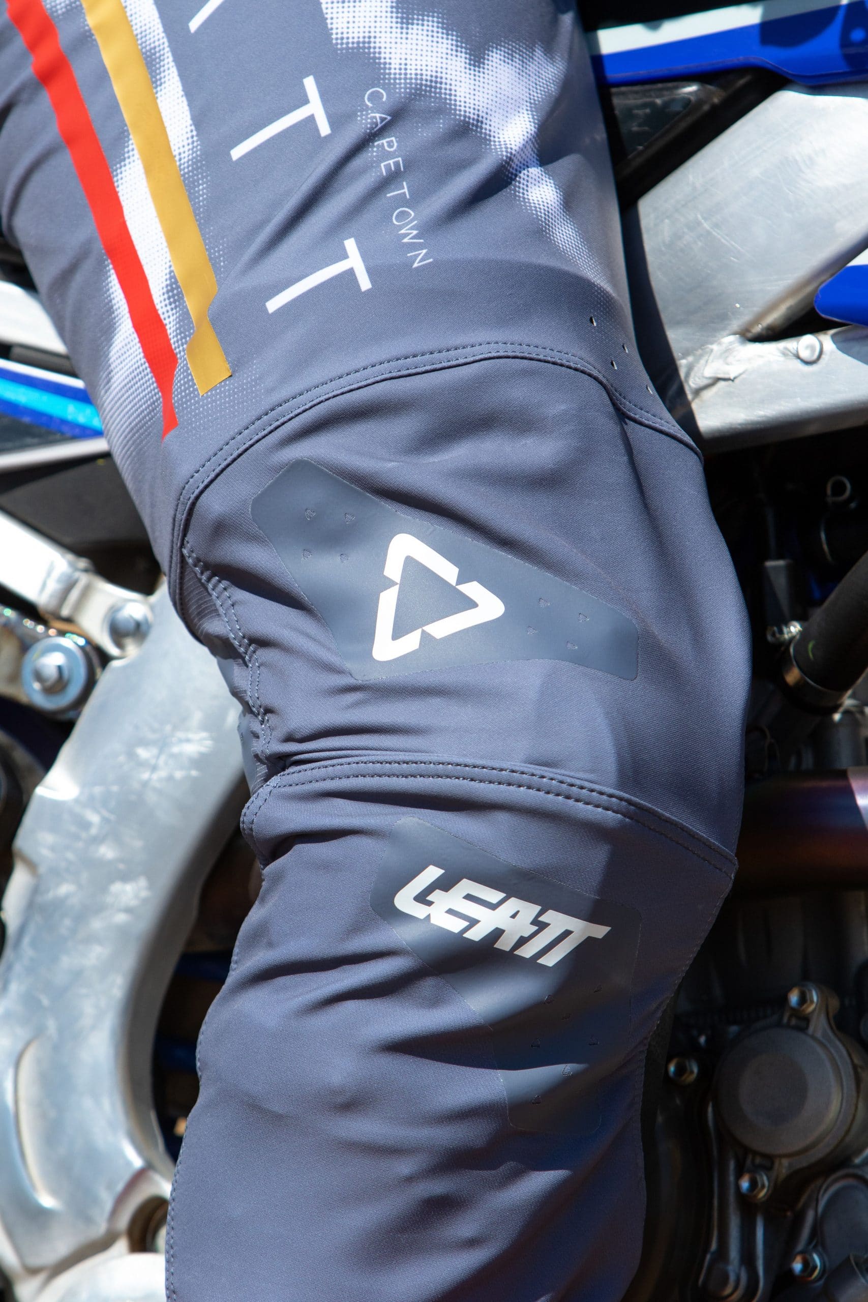Le système « knee brace » des pantalons de la gamme 5.5. Source: https://leatt.com/int