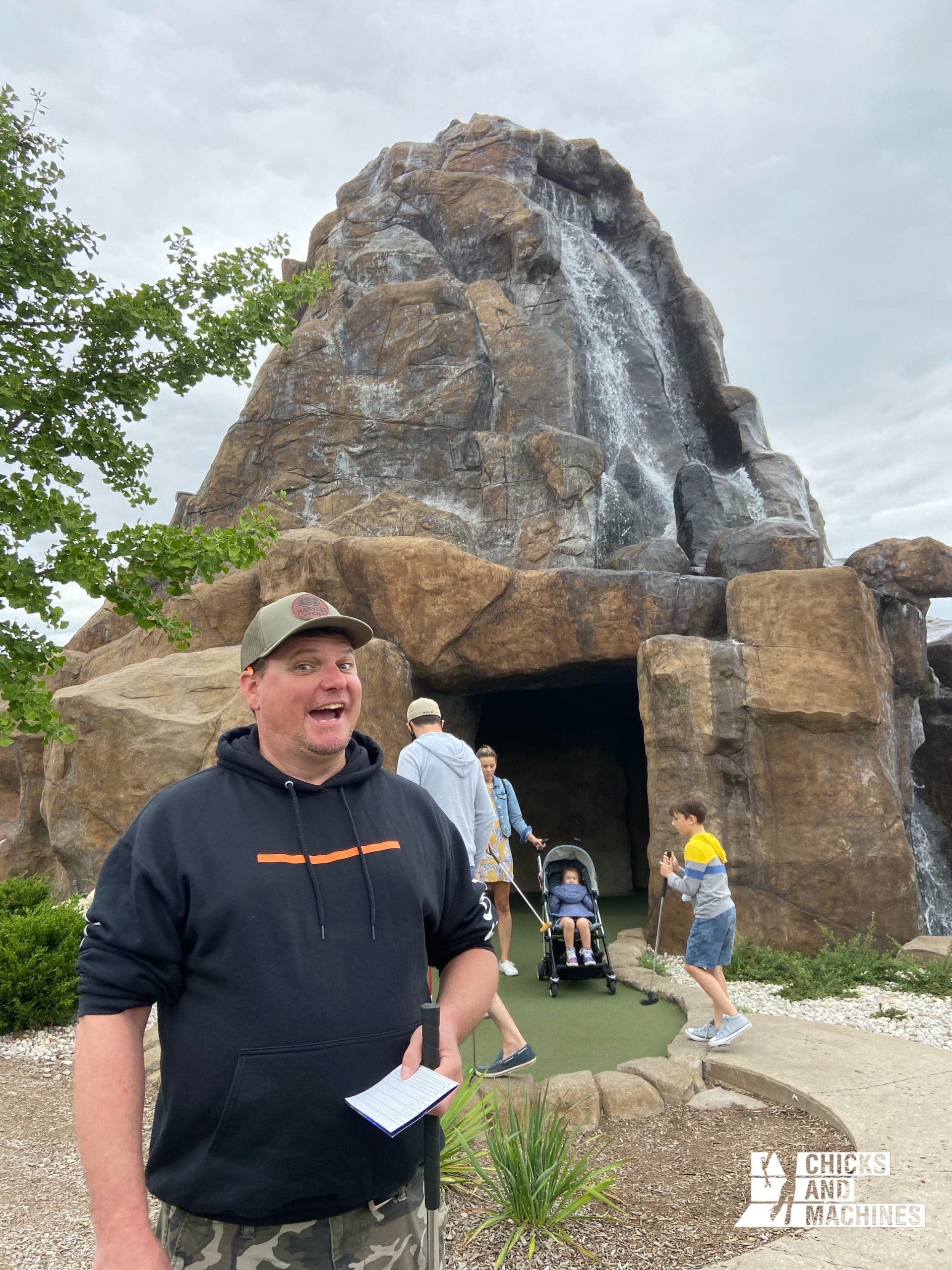 Roadtrip à moto : destination Niagara Falls ! 7 Le mini-golf avec les dinosaures de Niagara Falls !