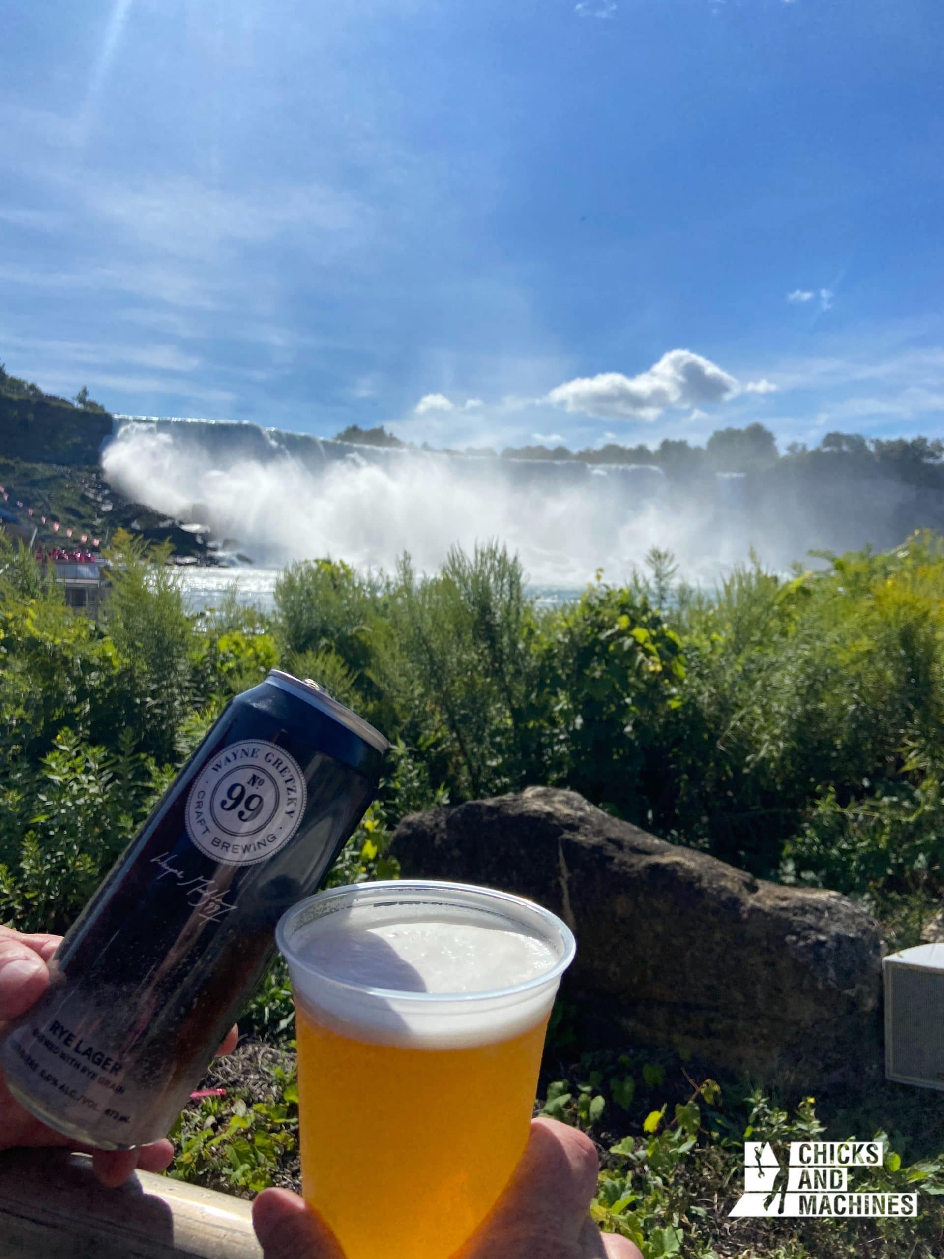 Roadtrip à moto : destination Niagara Falls ! 6 Une bonne bière avec une belle vue, quoi demander de mieux !