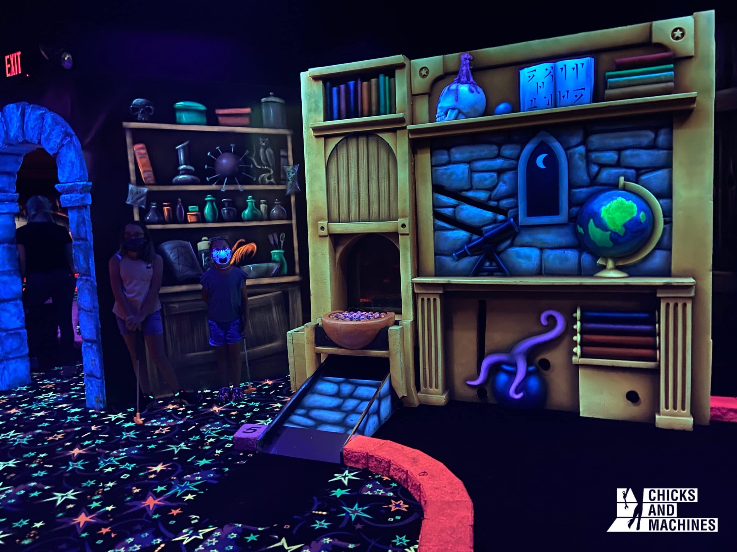 Roadtrip à moto : destination Niagara Falls ! 8 Le mini-golf avec les « black lights » fait retomber Annie en enfance !