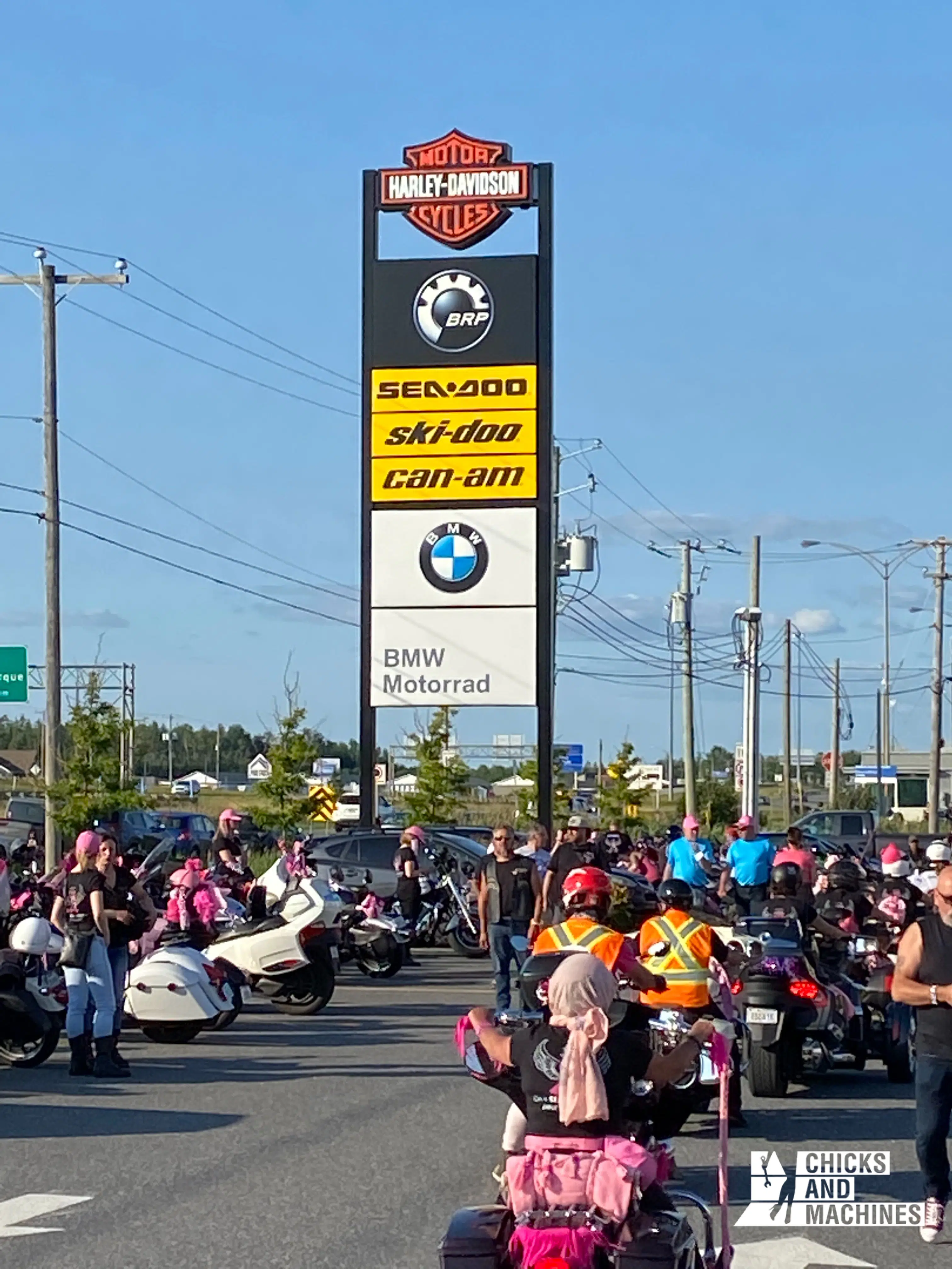 Les participantes de la Ride de filles réunies chez Carrier Harley-Davidson.