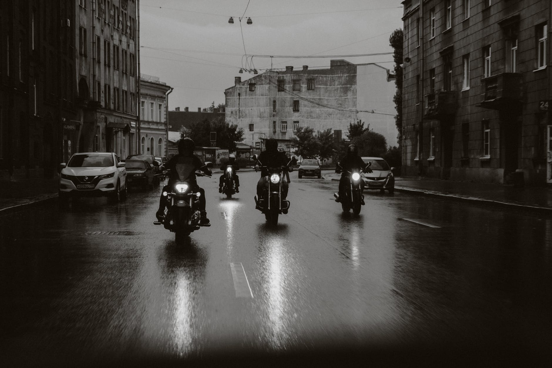 Rouler à moto sans avoir peur des automobilistes, est-ce possible ? 9 Le partage de la route entre automobilistes et motocyclistes est une responsabilité qui revient à tous. Source: https://www.pexels.com/fr-fr/