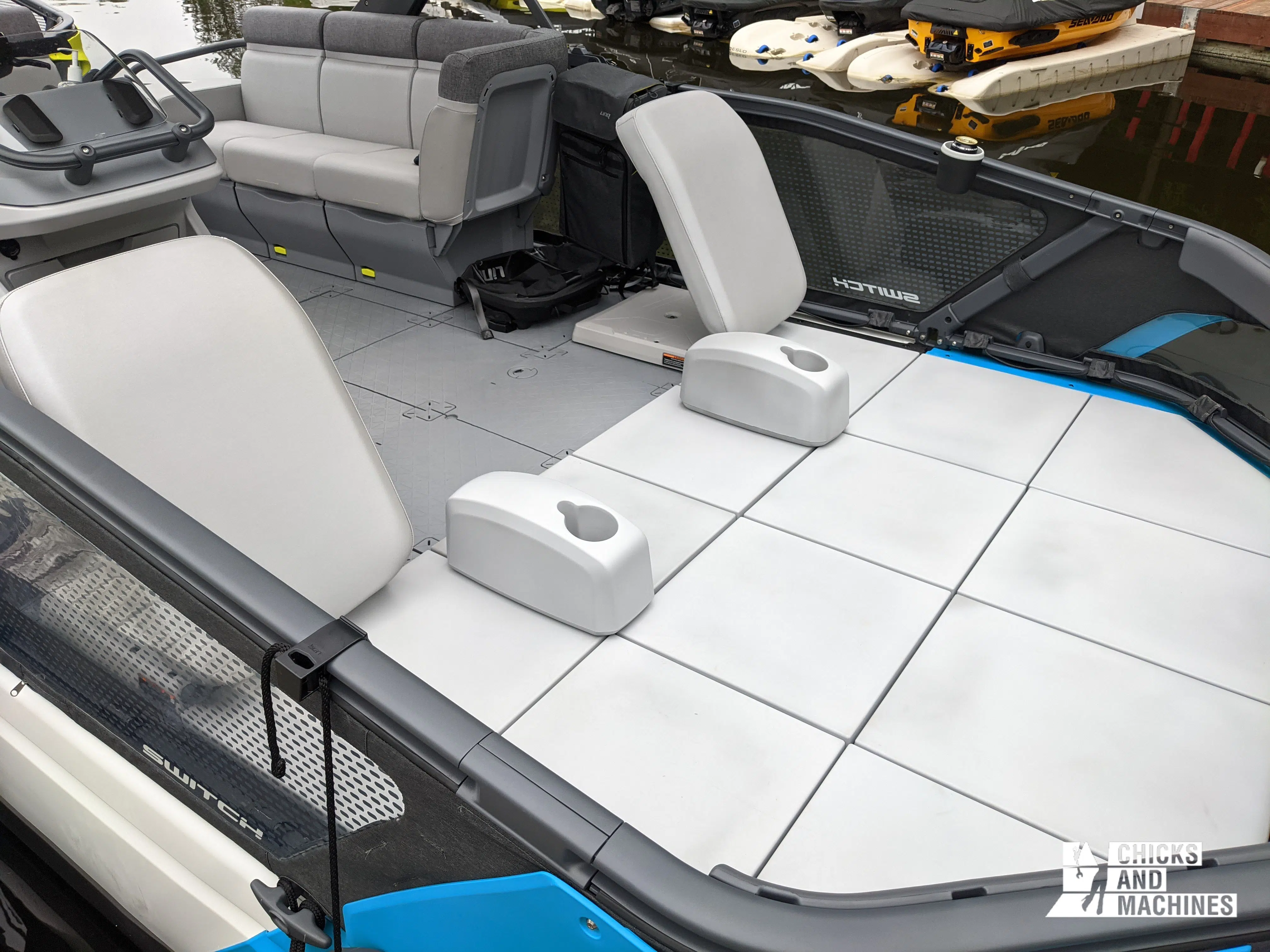 The modular platform of the Switch pontoon allows to create a lounge area in the front