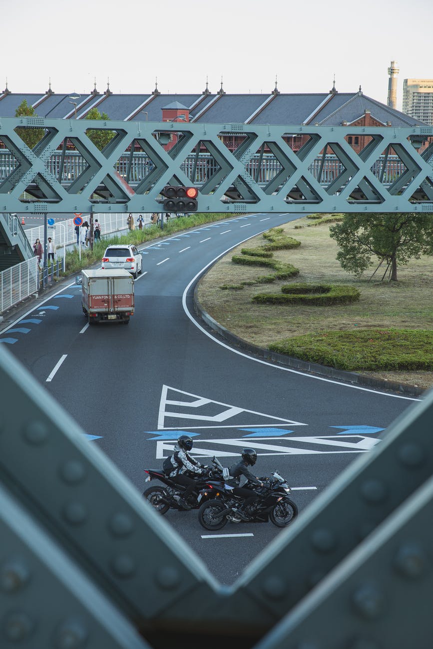 Rouler à moto sans avoir peur des automobilistes, est-ce possible ? 3 Il faut redoubler de vigilance en partageant la route avec les automobilistes...Source: https://www.pexels.com/fr-fr/