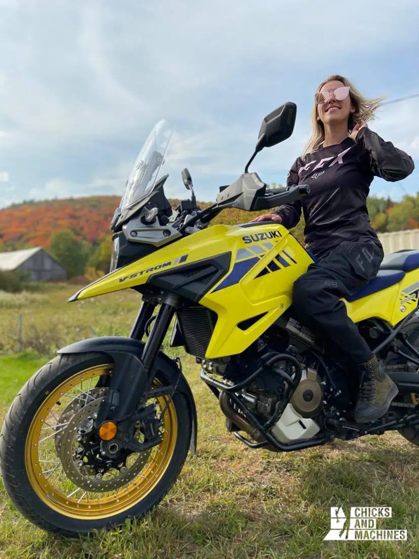 L'ensemble Legion de Fox s'harmonise très bien à la V-Strom 1050, une moto aventure.