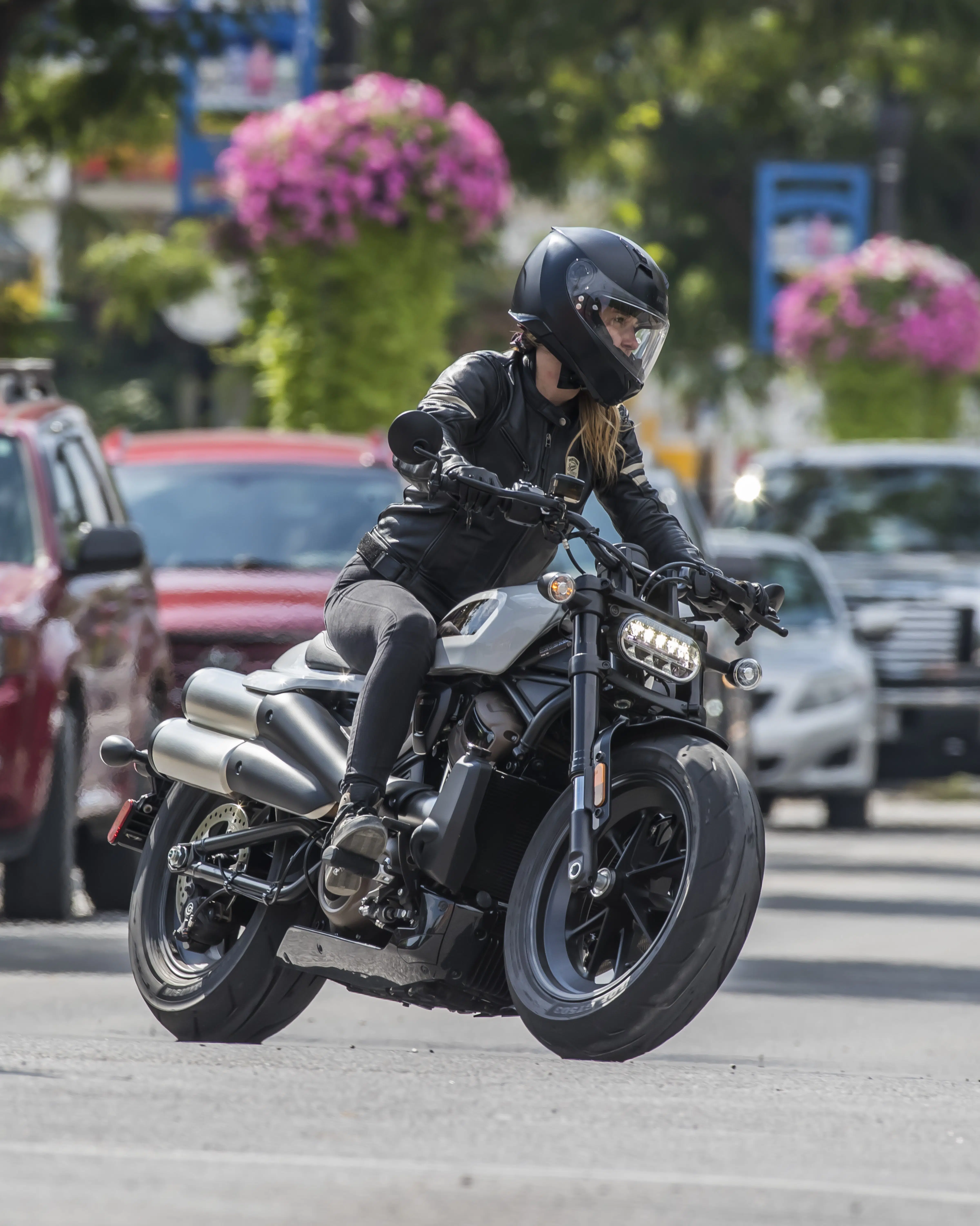 Les arrêts et les virages à basse vitesse n'ont aucun secret pour la Sportster S.