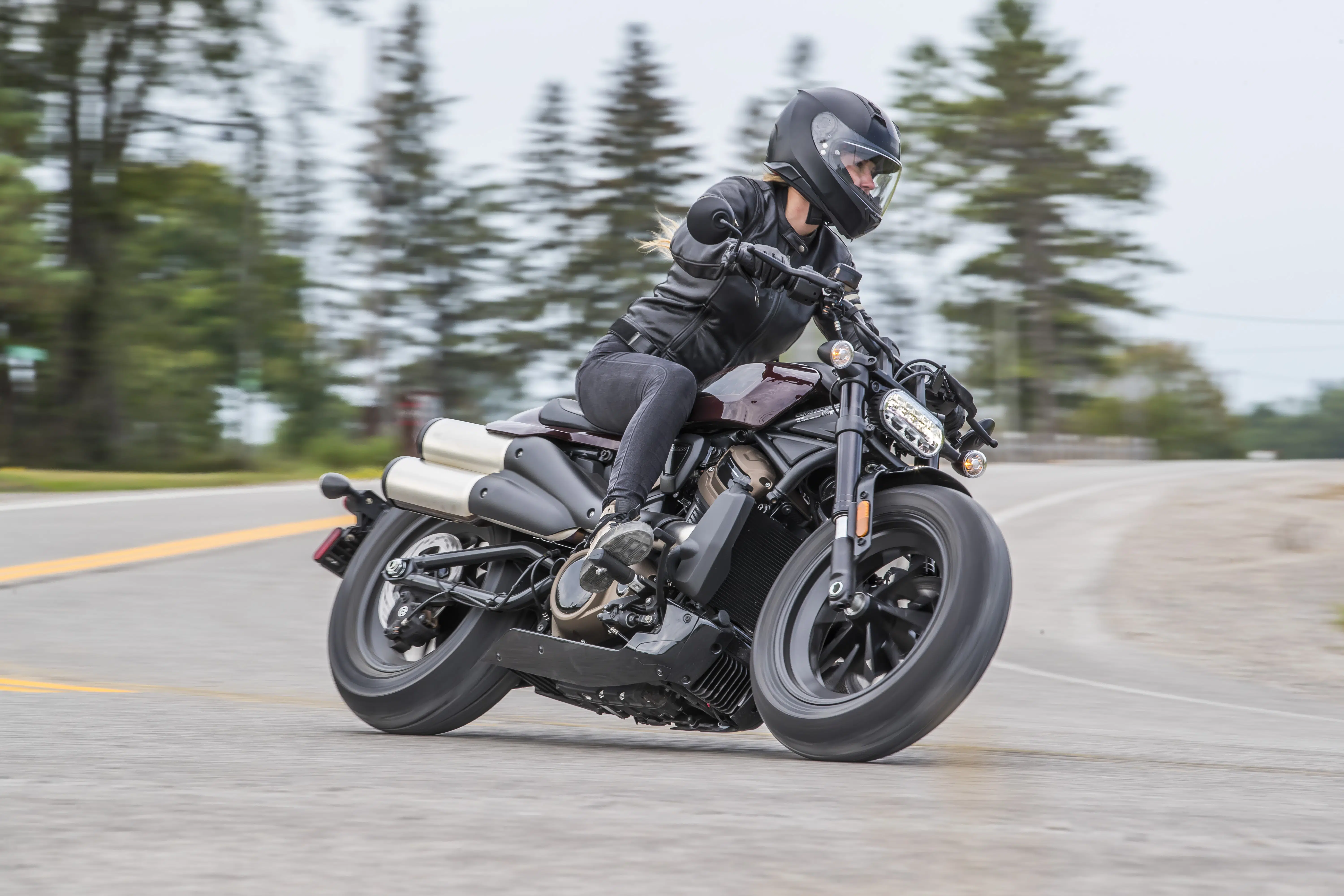 La Sportster S a définitivement un look badass à faire tourner les têtes.