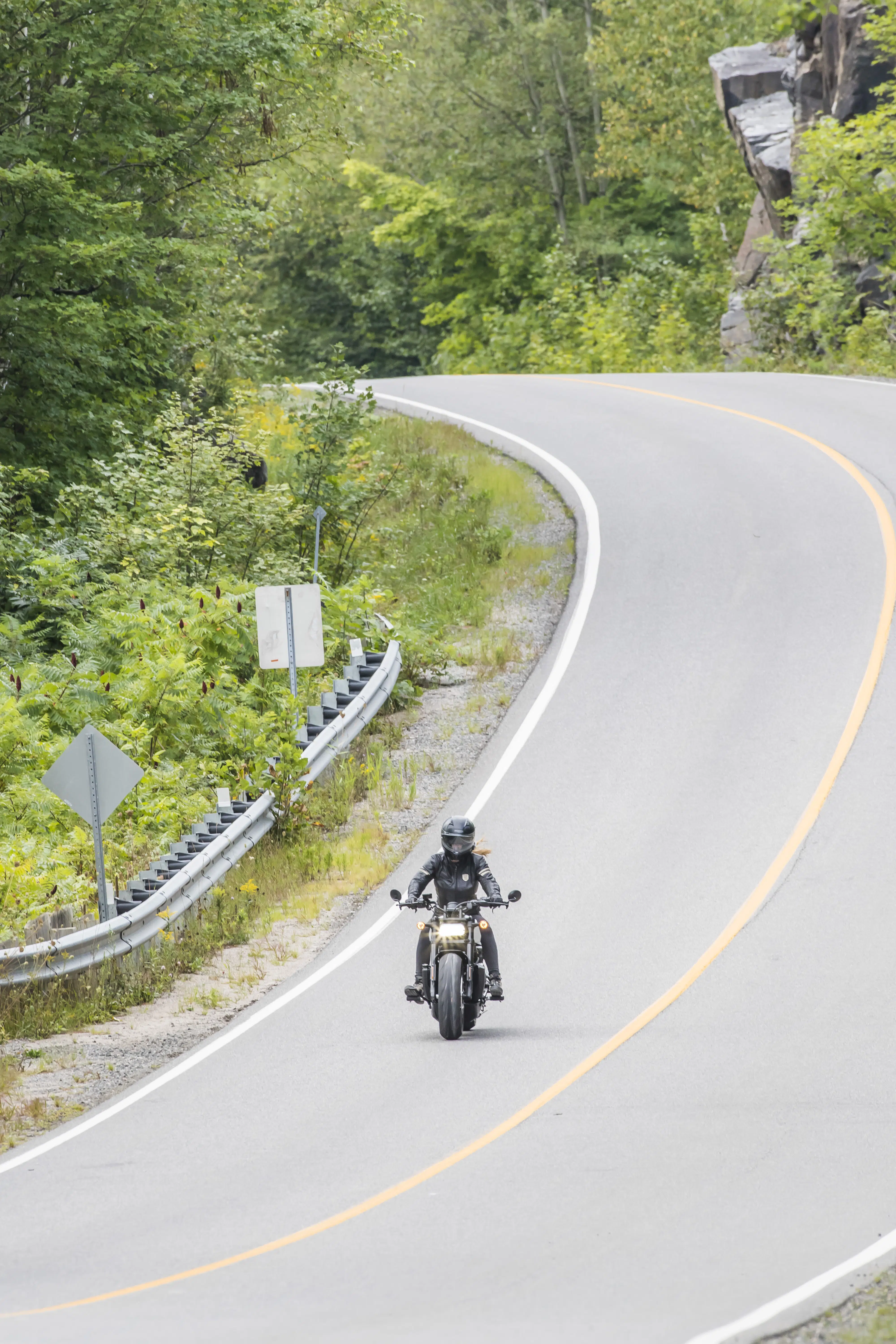 Côté confort, la Sportster S est plus adaptée aux petites randonnées.