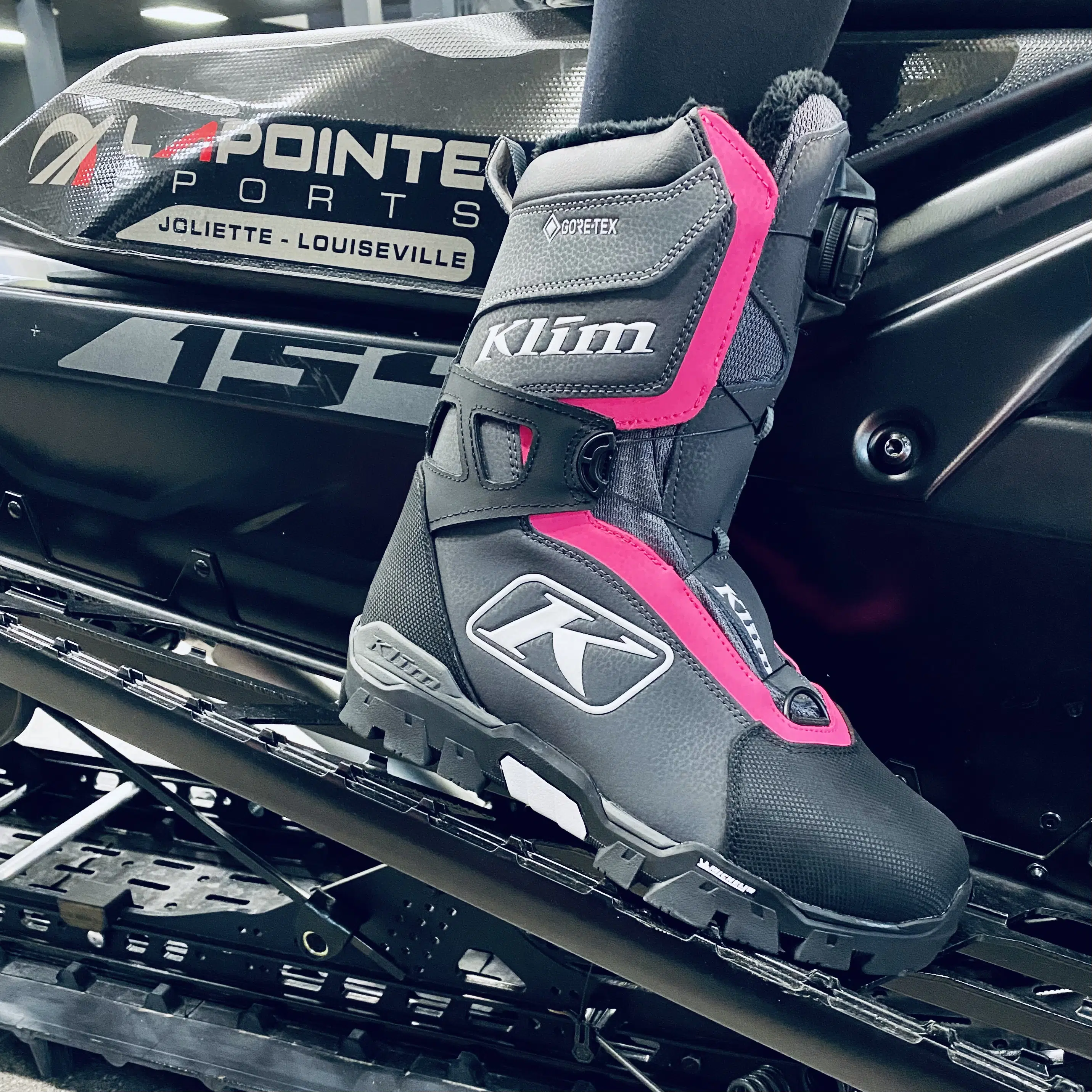 La botte demotoneige Aurora GTX Boa de Klim, spécialement conçue pour la femme, affichée à 379,95$. Remarquez sa semelle de marque Michelin.