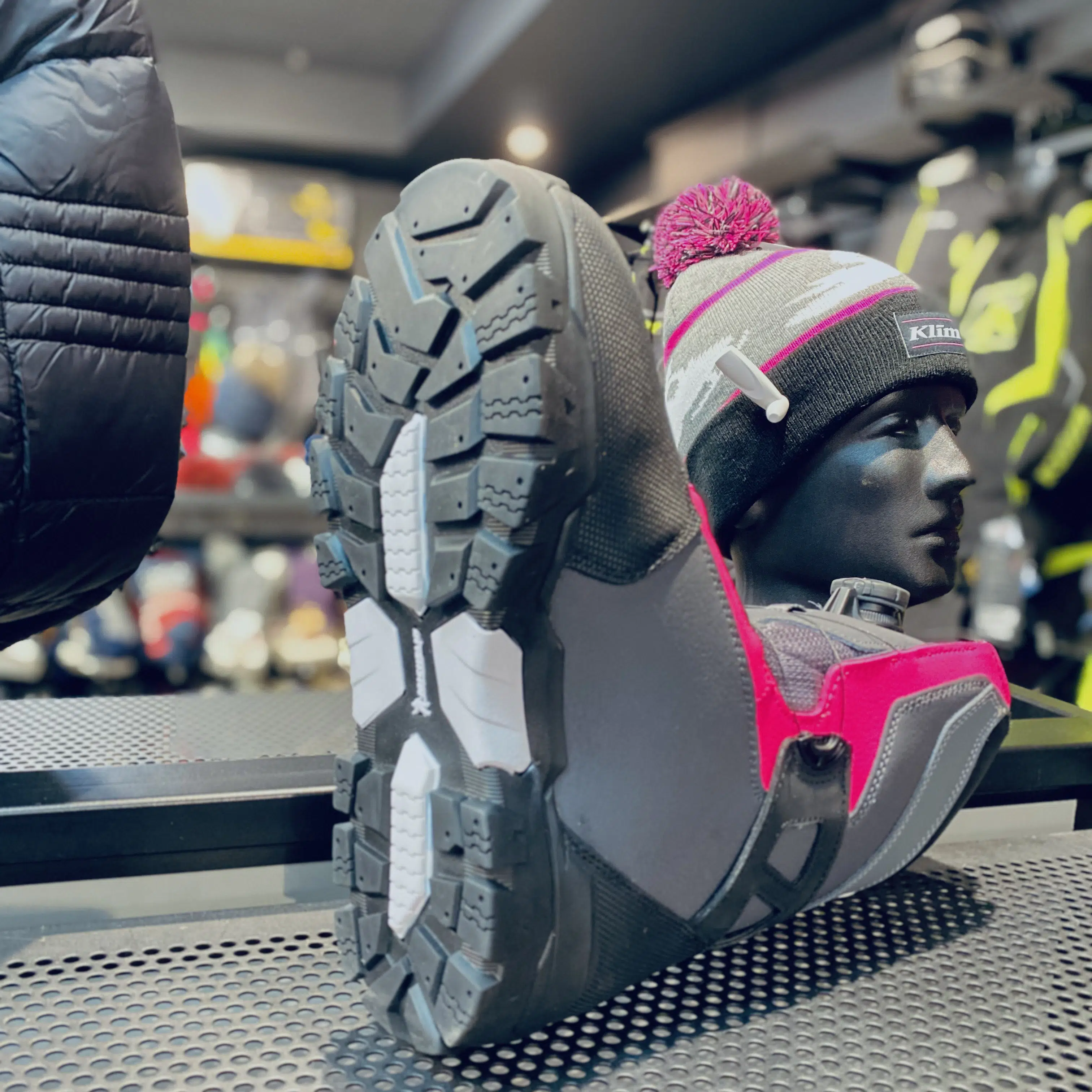 La botte demotoneige Aurora GTX Boa de Klim, spécialement conçue pour la femme, affichée à 379,95$. Remarquez sa semelle de marque Michelin.