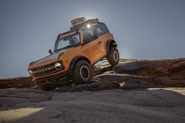 FORD BRONCO 2021 TEST DRIVE: Ford's wild horse is back 48 Le Bronco à deux portières, équipé de pneus de 35 po, peut facilement gérer les descentes abruptes en hors route avec un angle de fuite de 37,2 degrés et un angle associé à la garde au sol de 9 degrés ! Source: Ford.ca