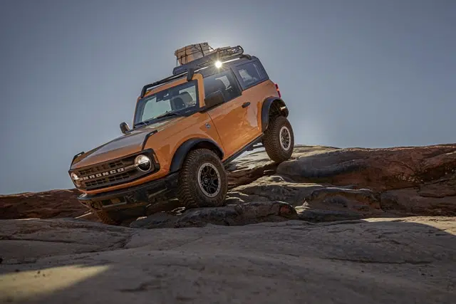 Le Bronco à deux portières, équipé de pneus de 35 po, peut facilement gérer les descentes abruptes en hors route avec un angle de fuite de 37,2 degrés et un angle associé à la garde au sol de 9 degrés ! Source: Ford.ca