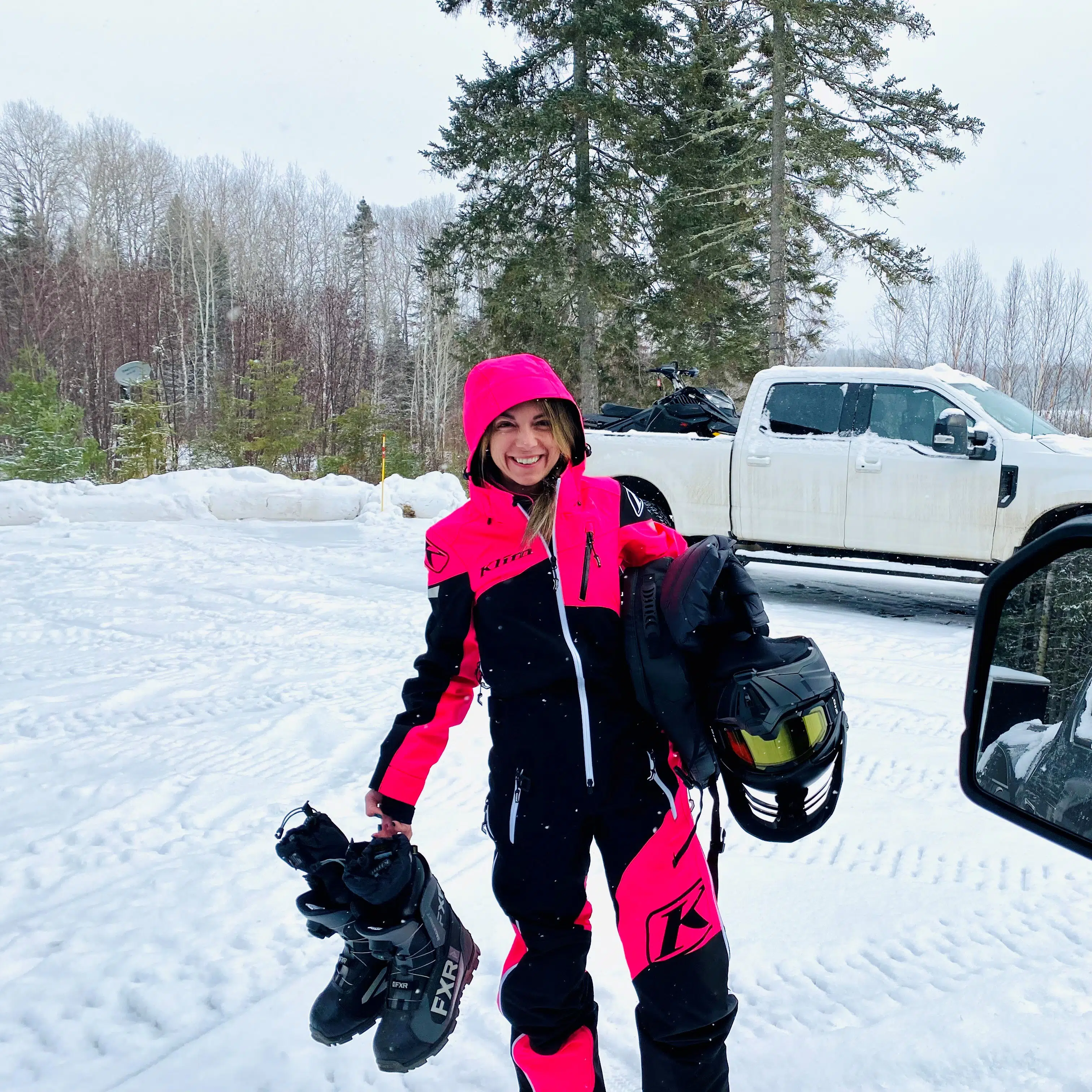 Bianca avec la botte de motoneige Backshift boa de FXR (modèle 2020)