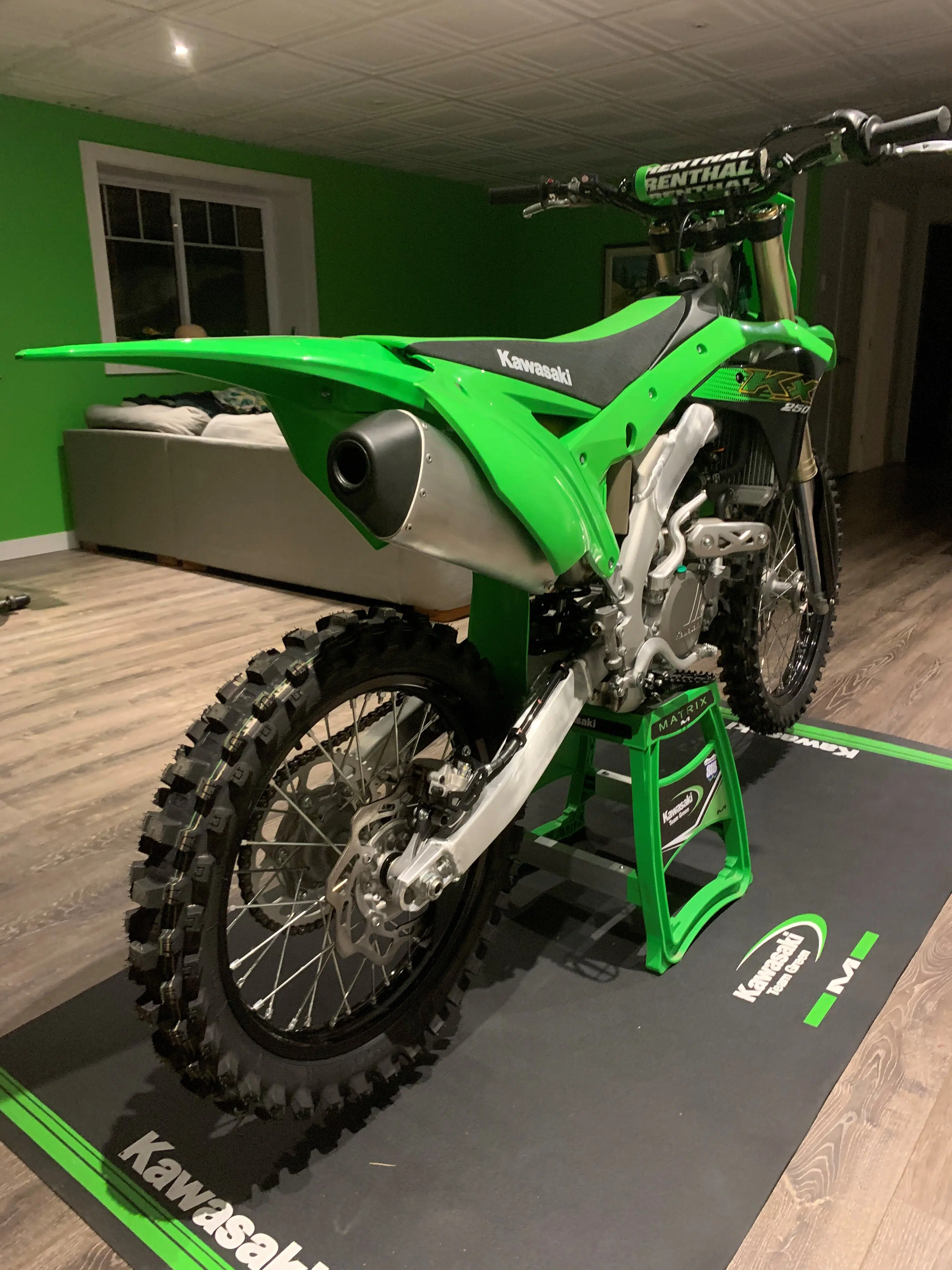 Tapis et support de moto Kawasaki