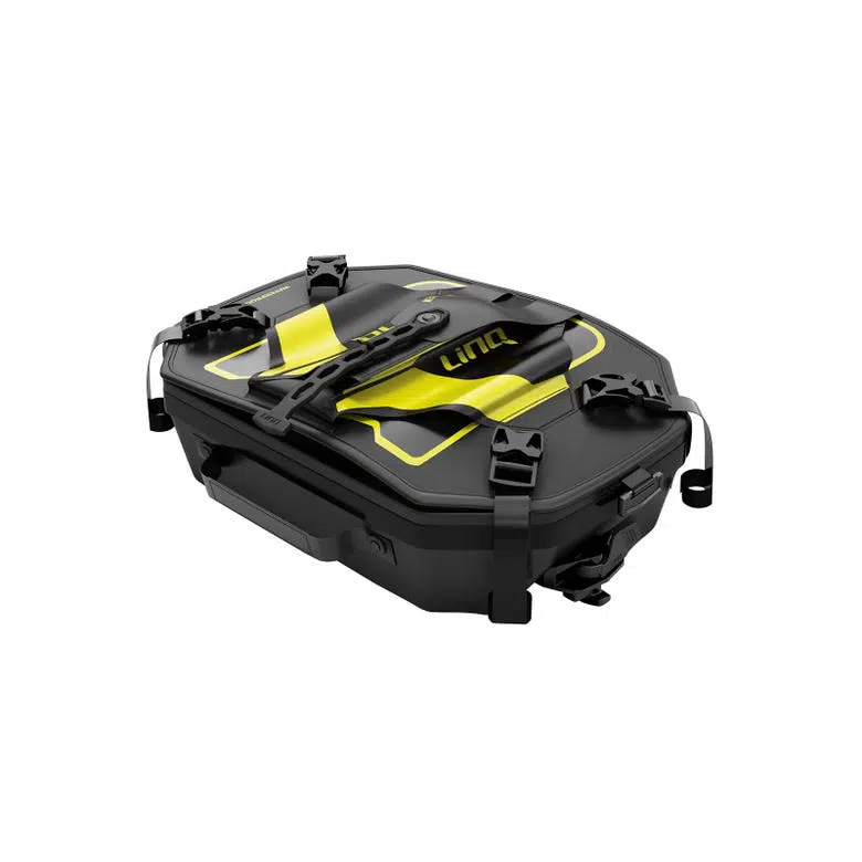 Le Sac Pro Hors-Piste Linq (30L) par Ski-Doo. En plus d’être étanche, il est doté d’un profil bas, afin d’éviter qu’il ne soit encombrant en pratique hors-sentier et d’un système d’attaches pour une petite pelle rétractable.