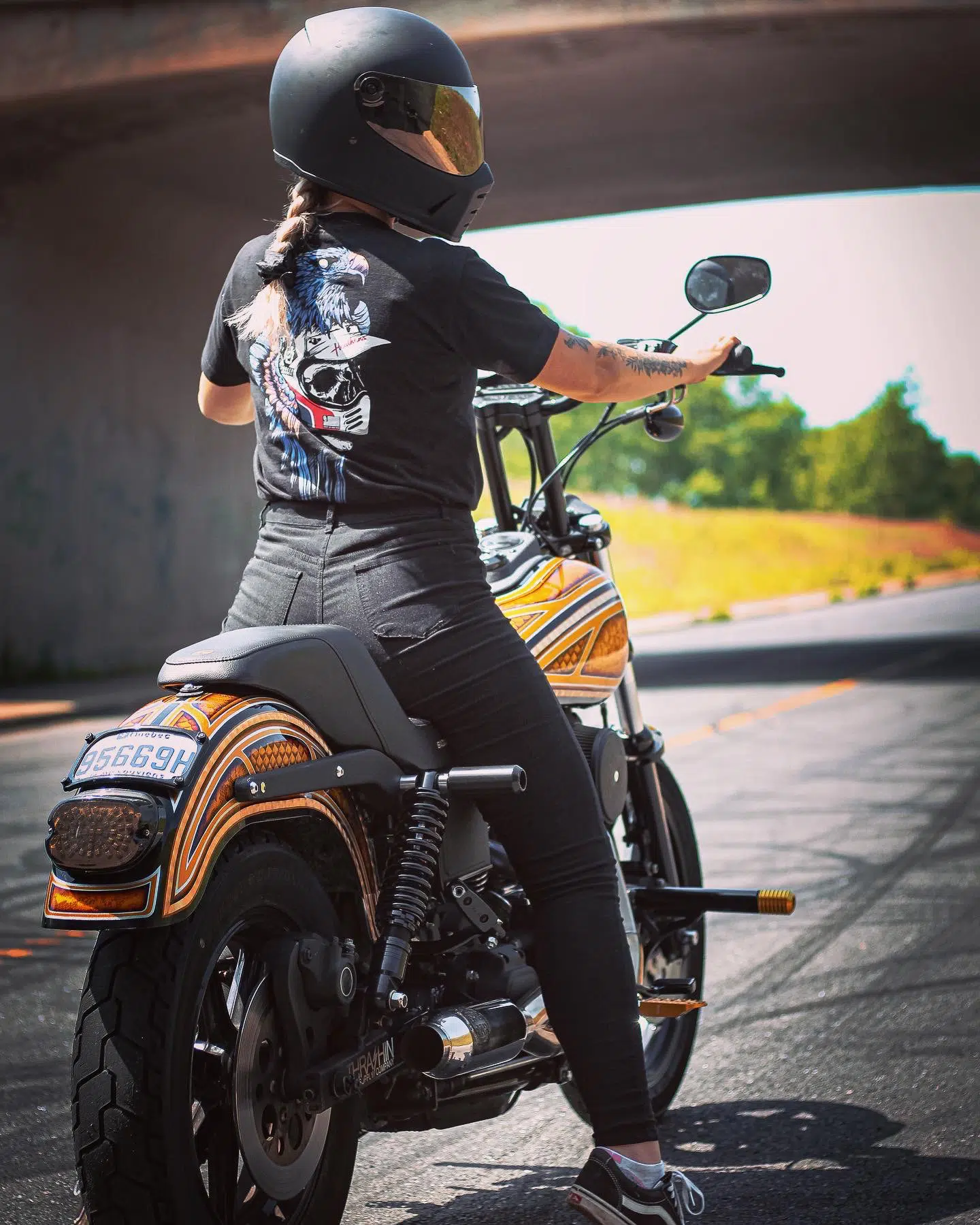 Valérie sur un Dyna de Harley-Davidson