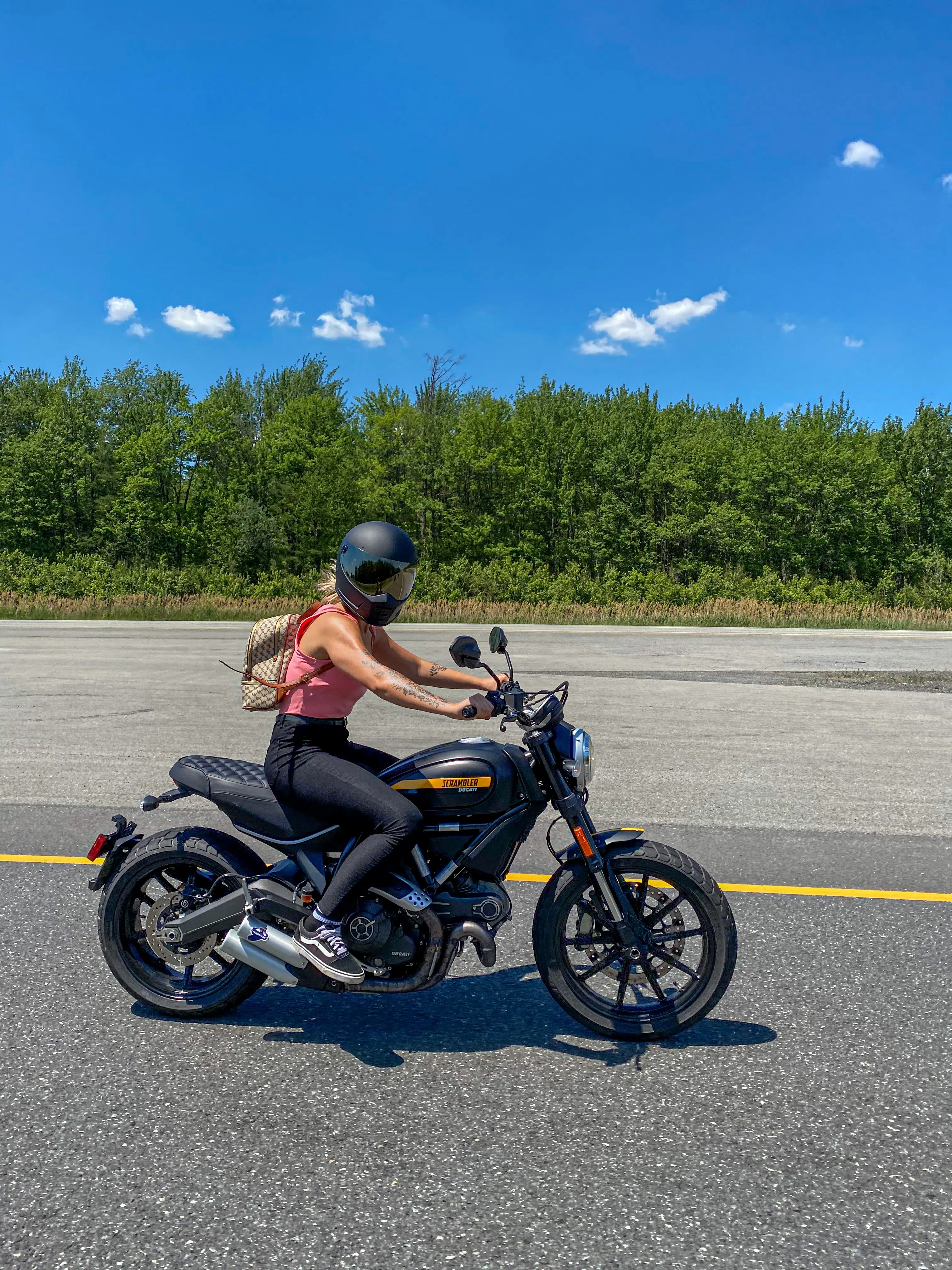 Valérie sur son Ducati Scrambler