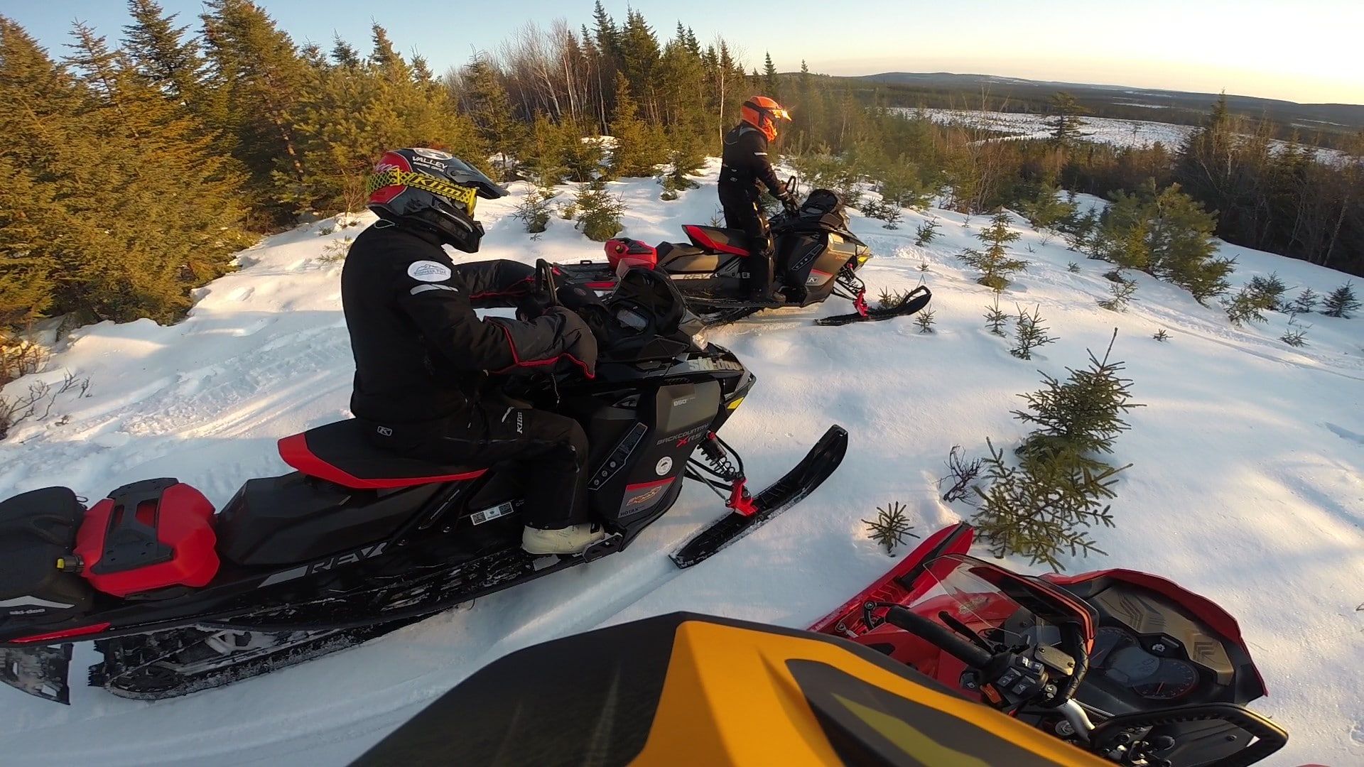 Les filles en motoneige hors-piste