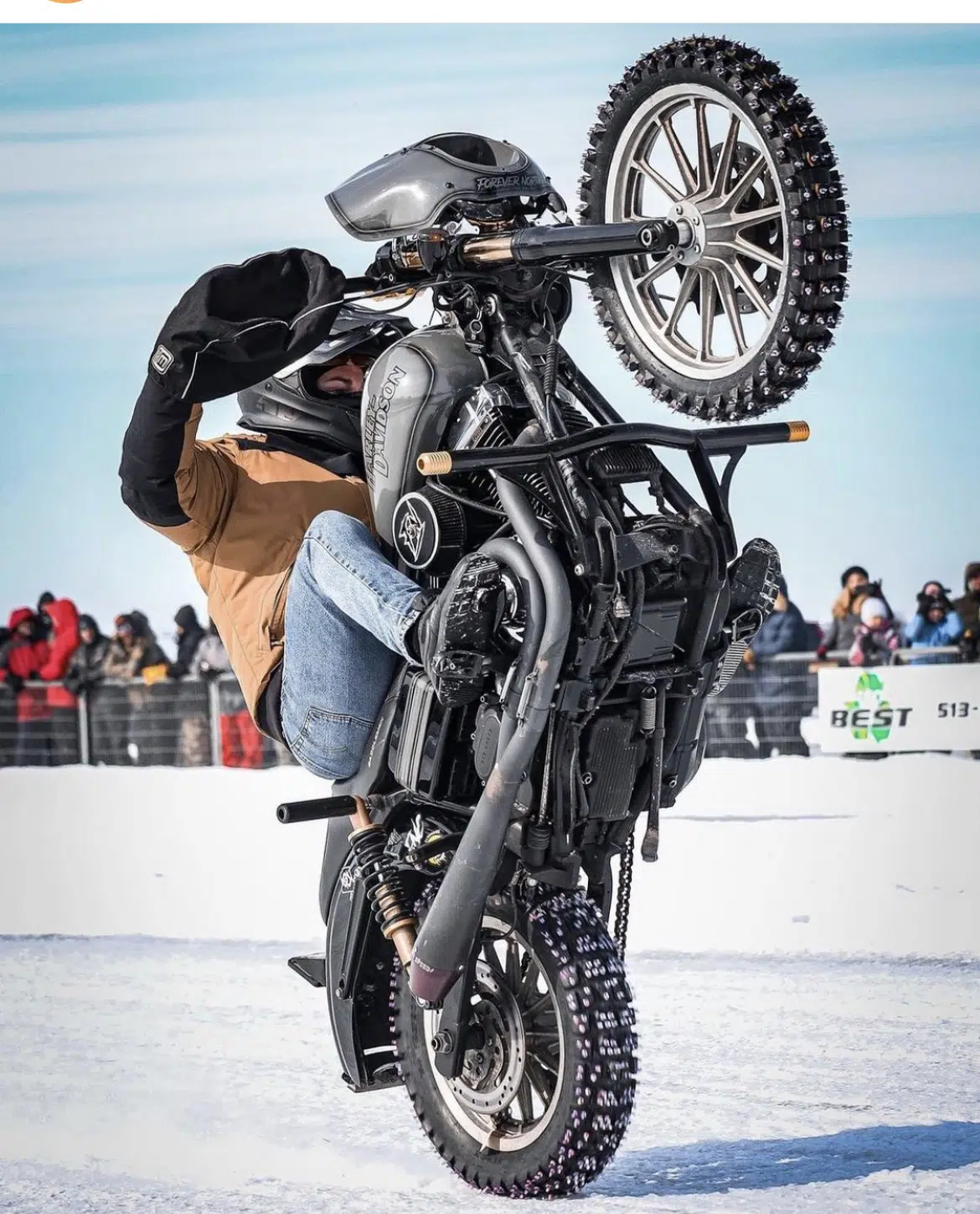 Les prouesses du Harley Drag Race on Ice de Beauharnois