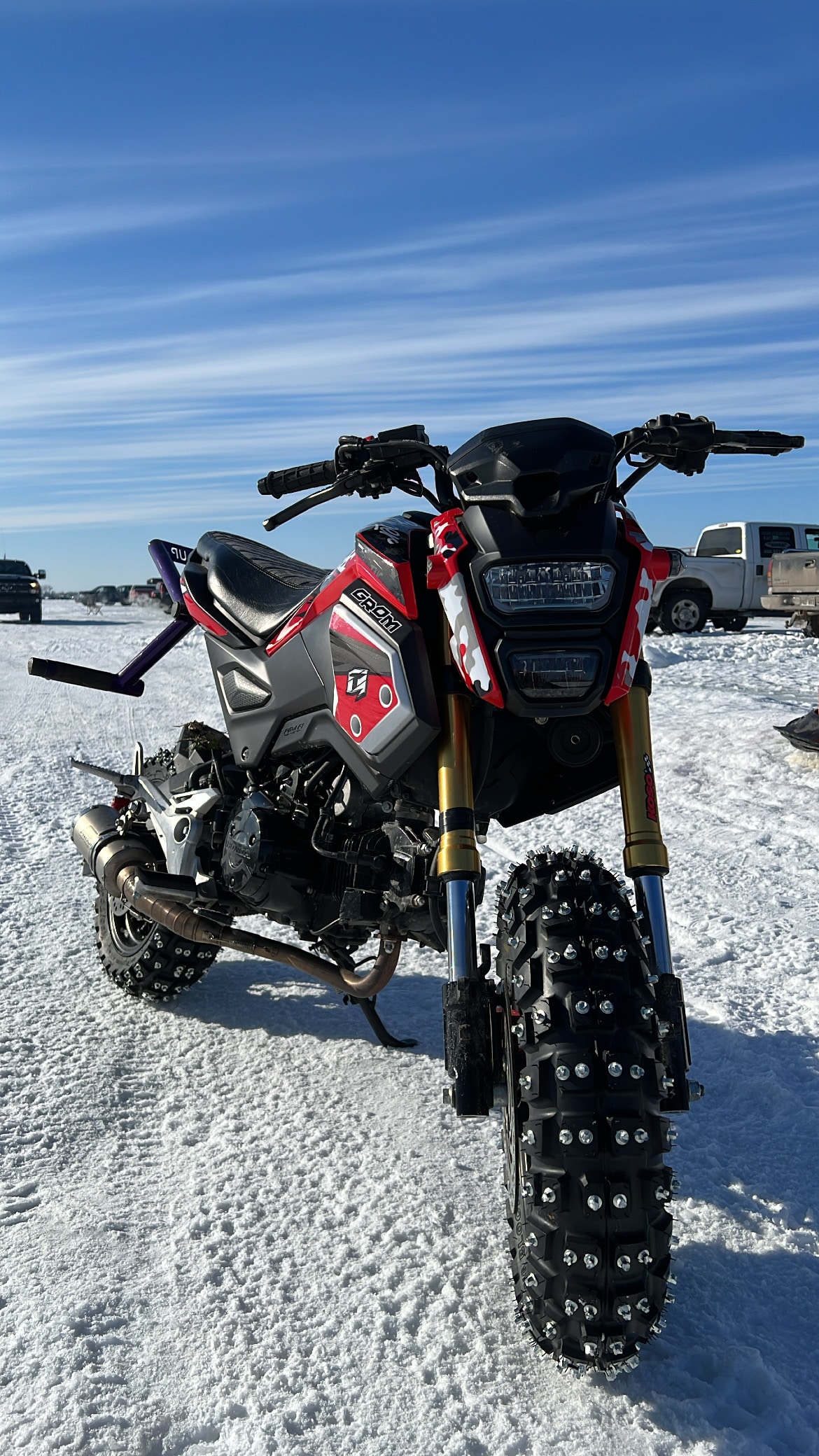Sur place, on y retrouve plusieurs types de motos adaptée pour la glace.
