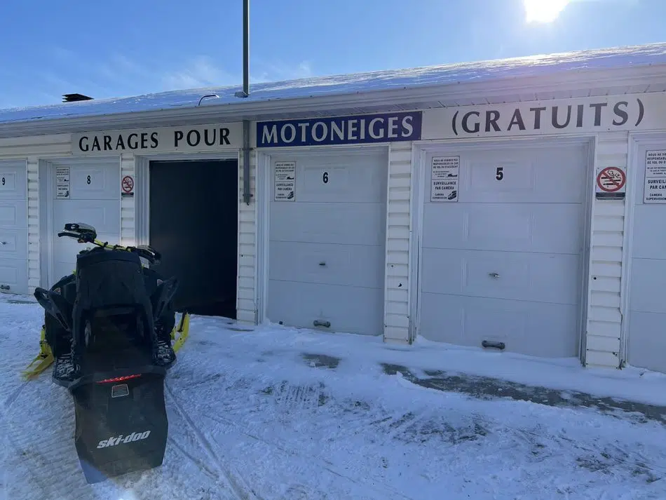 Un garage chauffé pour nos motoneiges, on aime!