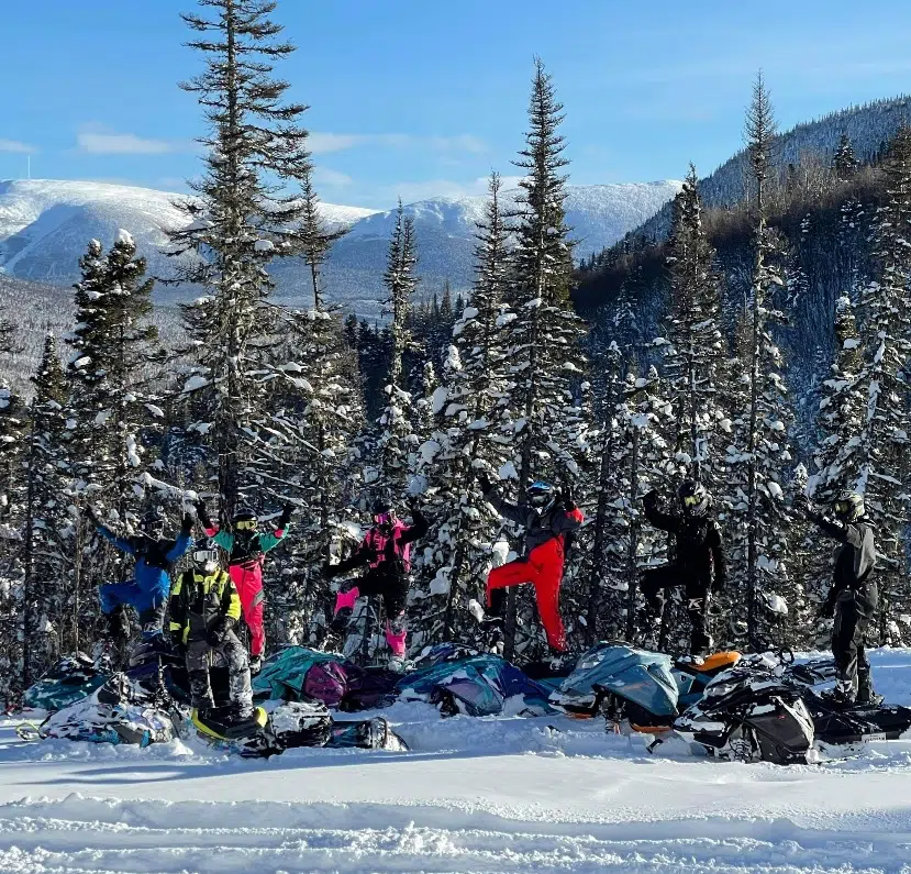 Un trip de fou en motoneige hors piste dans les Chics Chocs