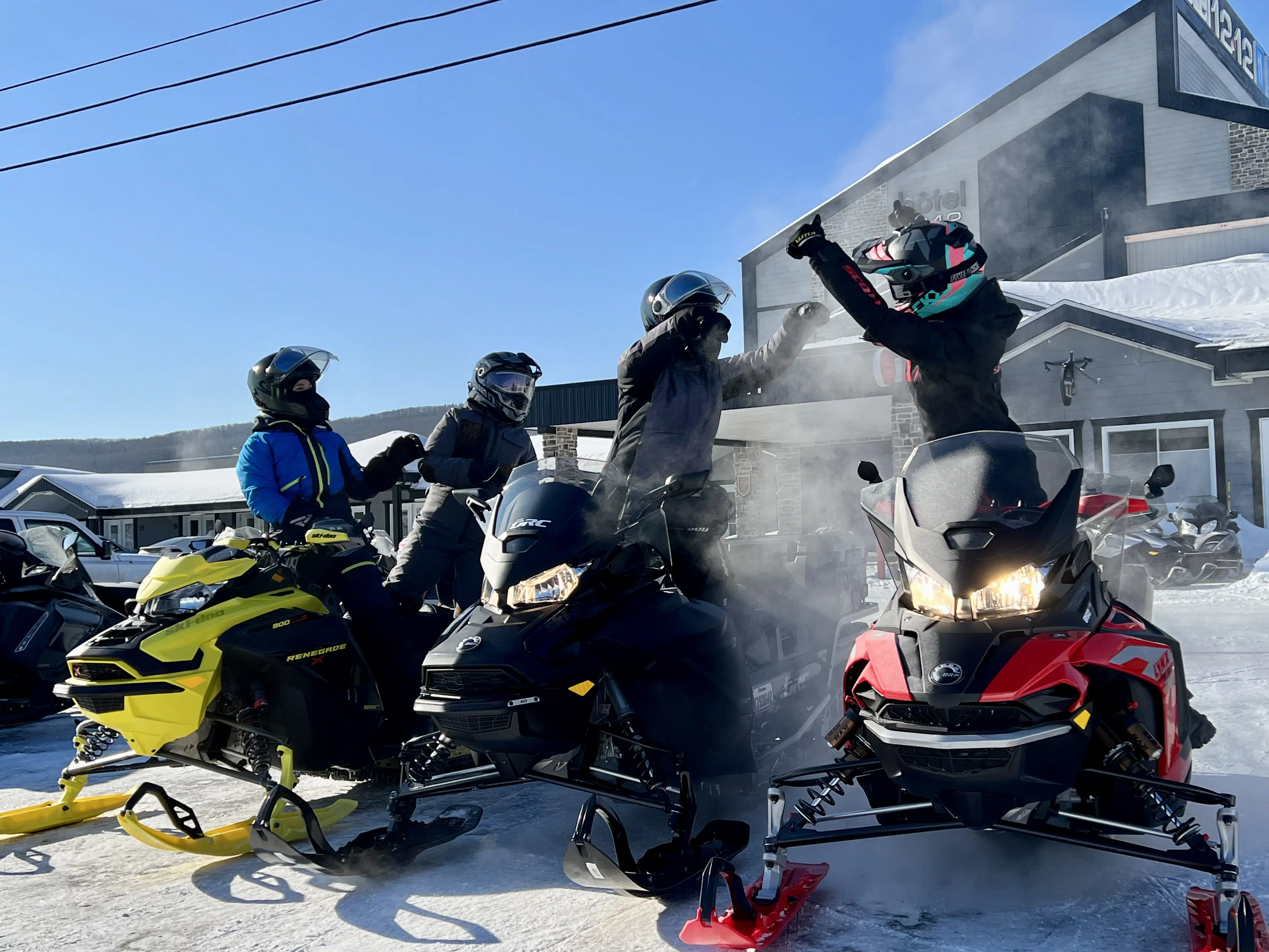 Devant l’Hôtel 1212 de Dégelis, prêtes à partir. Crédit photo Snowride.tv