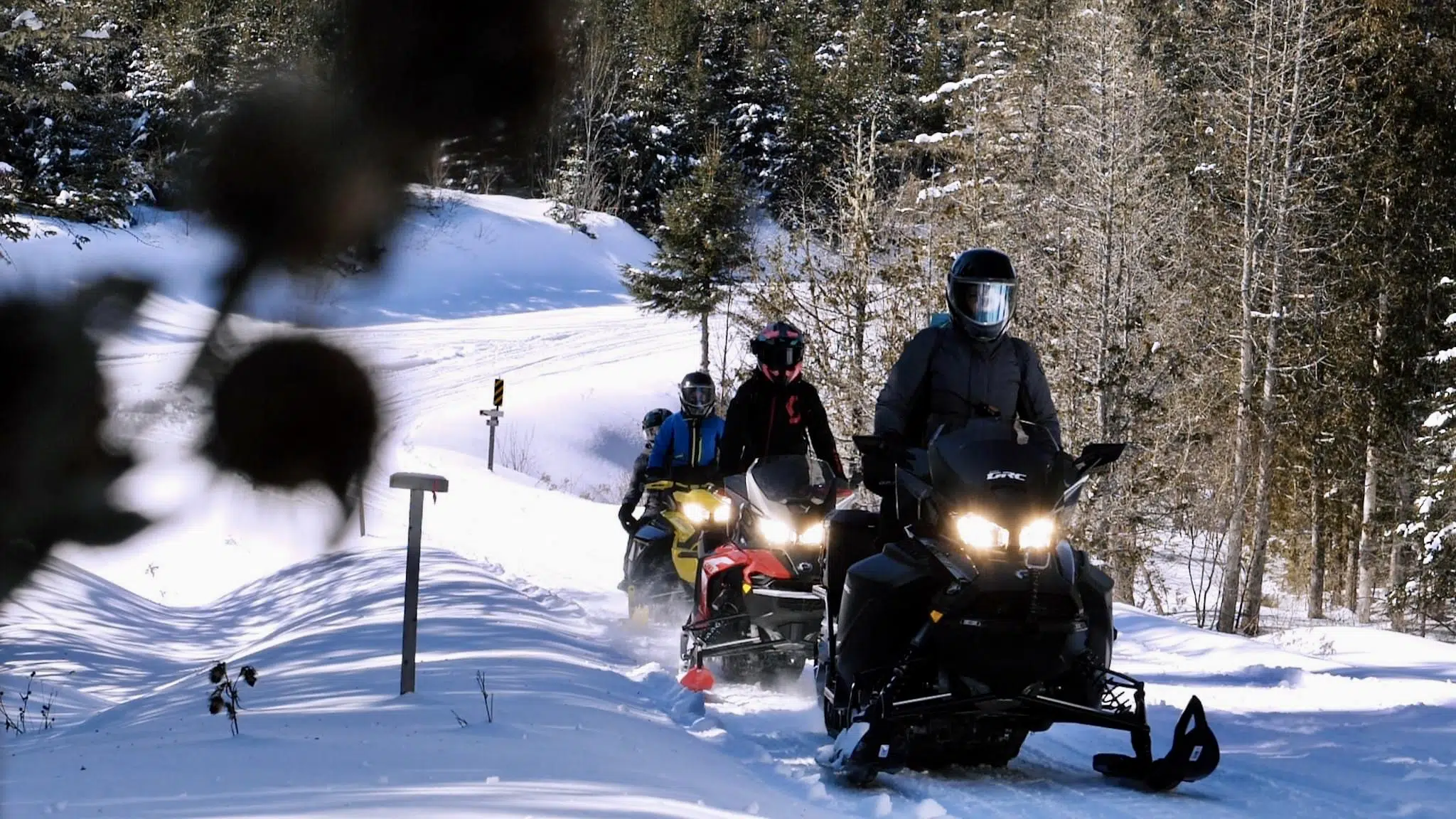 Les filles dans le sentier, crédit photo Snowride.tv