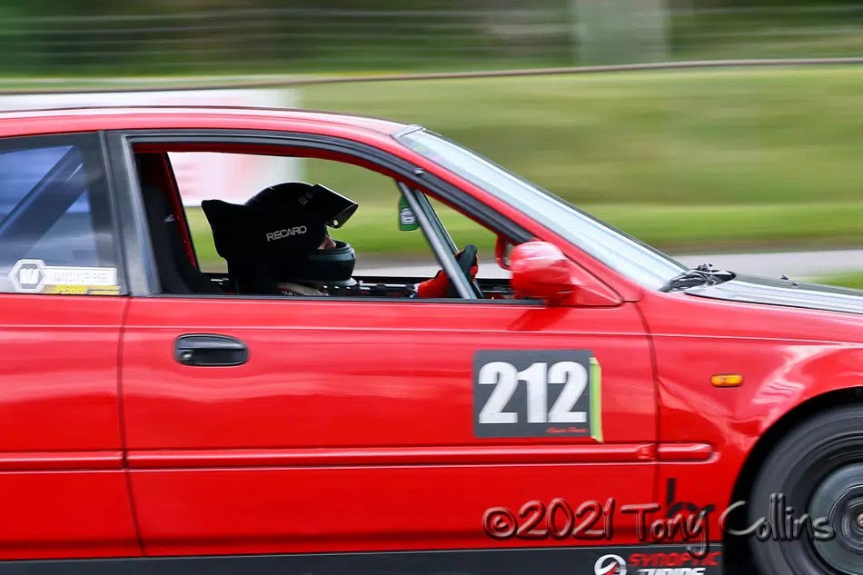 Cyndie en piste avec la bonne position de conduite | Crédit photo Tony Collins
