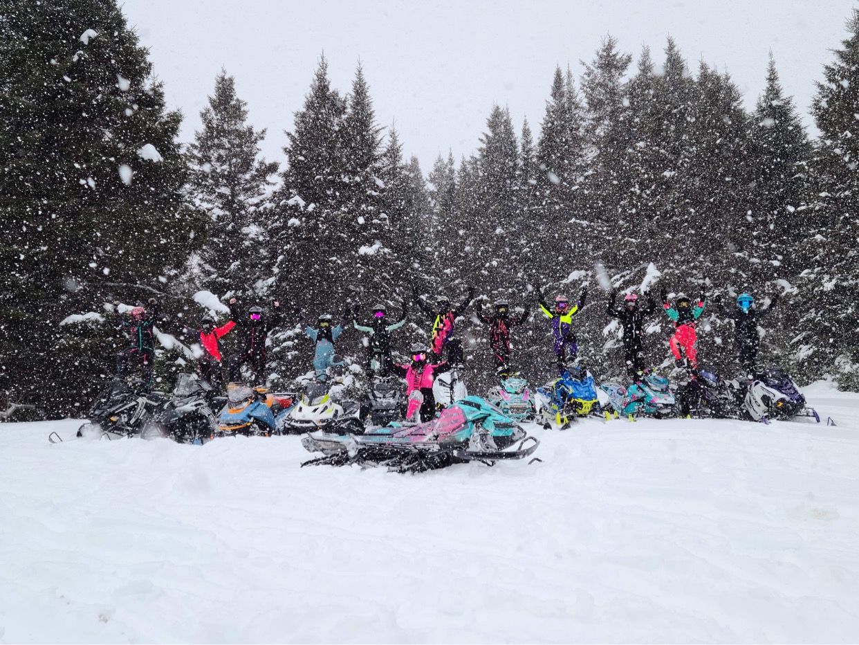 Le Camp De Filles Hors Piste 2022 - Girls' off-trail snowmobile camp, 2022 edition