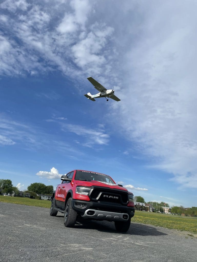 I fell in love with the 2021 RAM REBEL 1500 7 Un avion survole le Dodge Ram Rebel 1500 2022