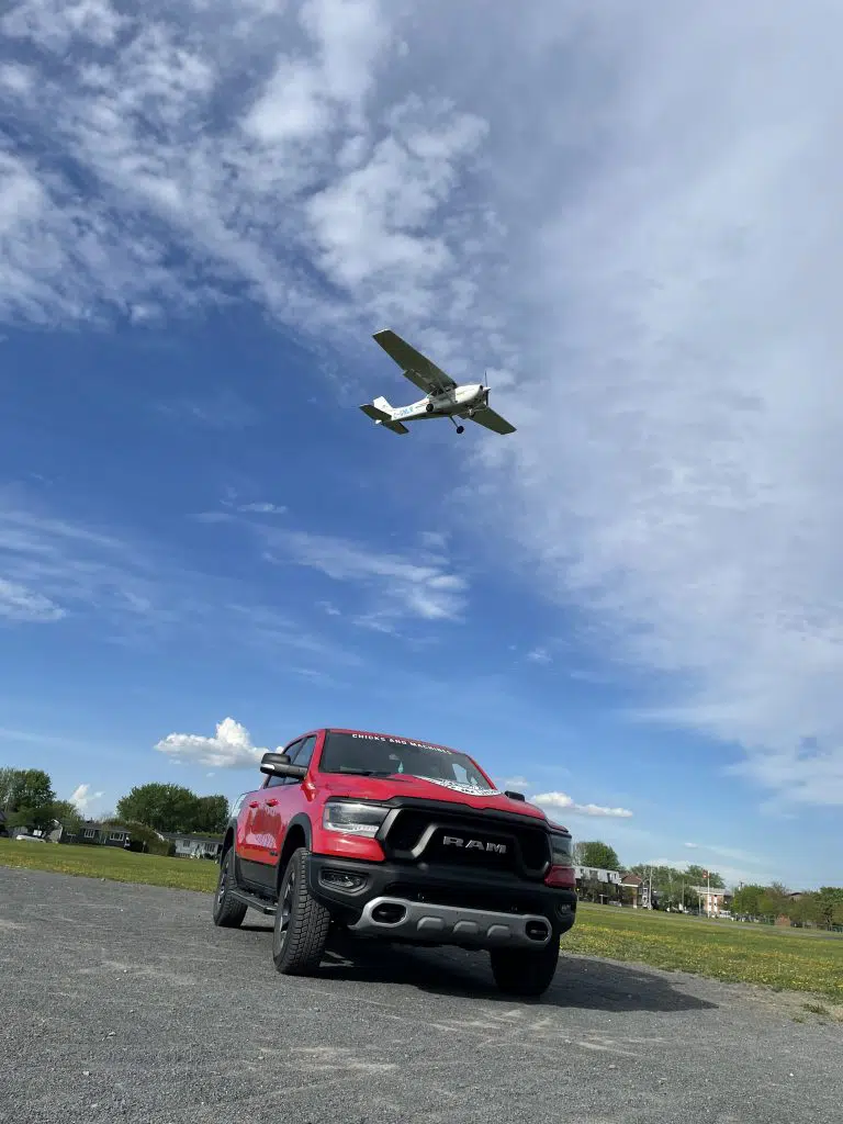 Un avion survole le Dodge Ram Rebel 1500 2022