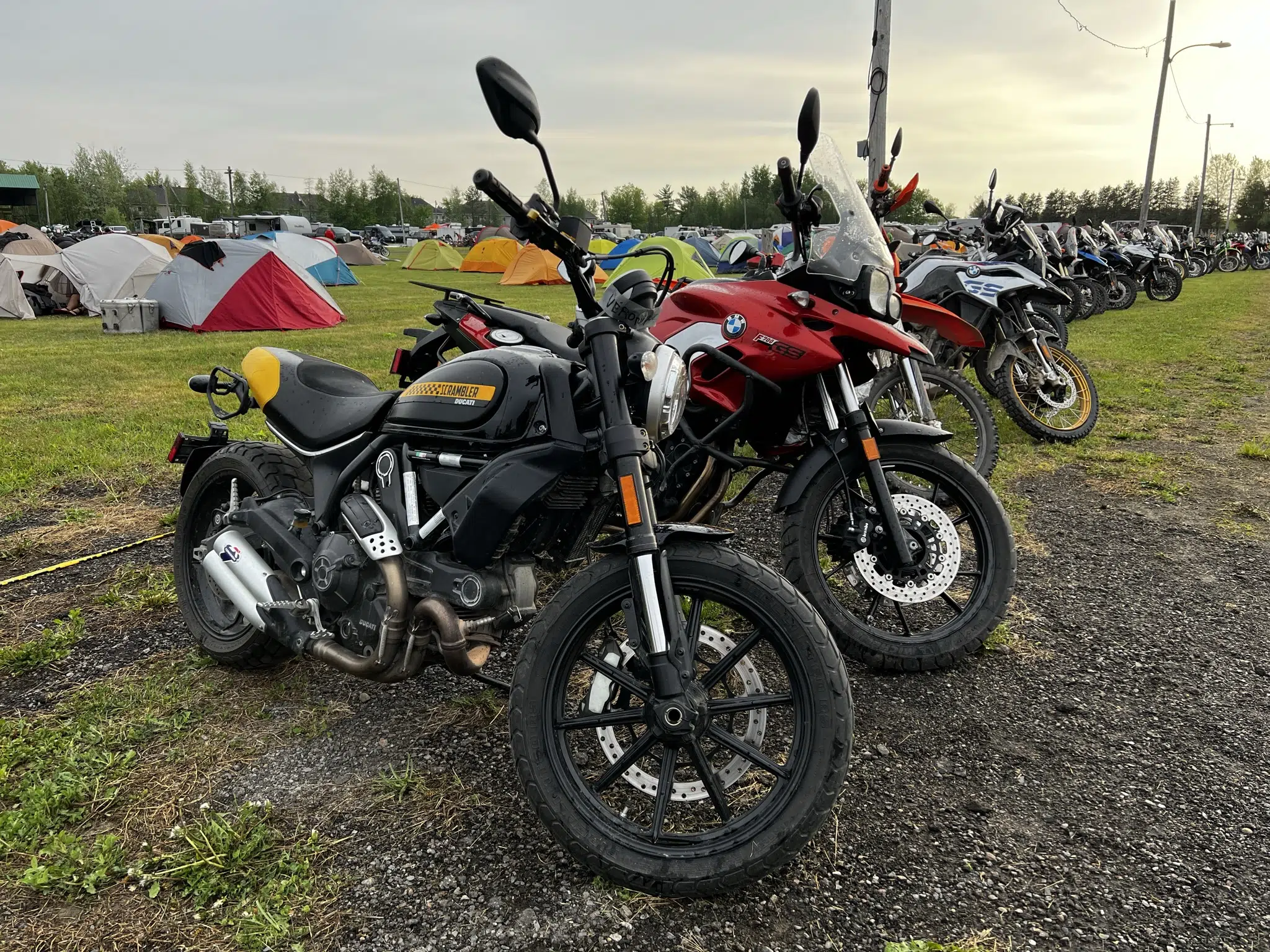 Les motos de toutes sortes et les tentes sont au rendez-vous.