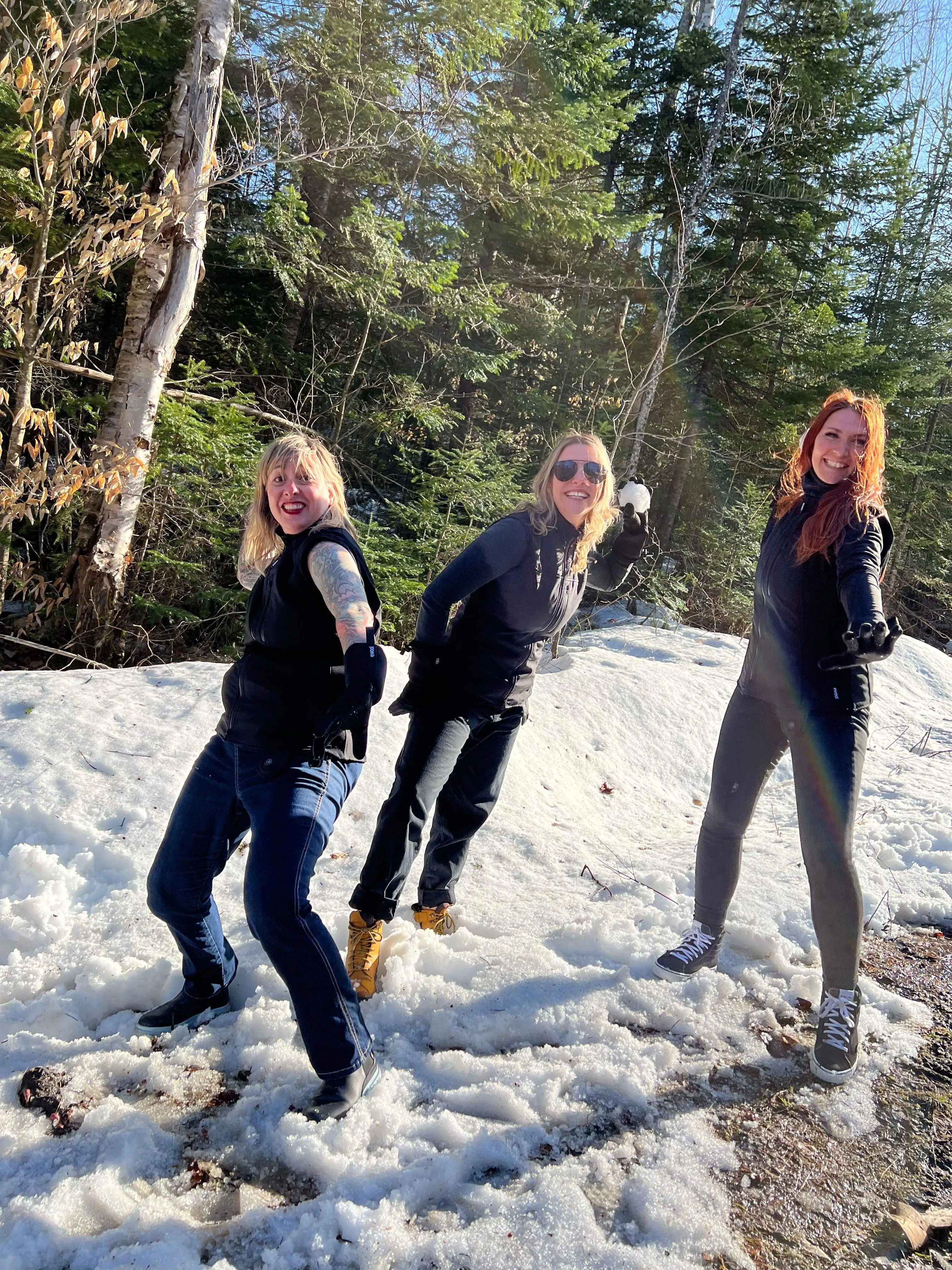 Nadine, Cyndi et Caroline jouent dans la neige