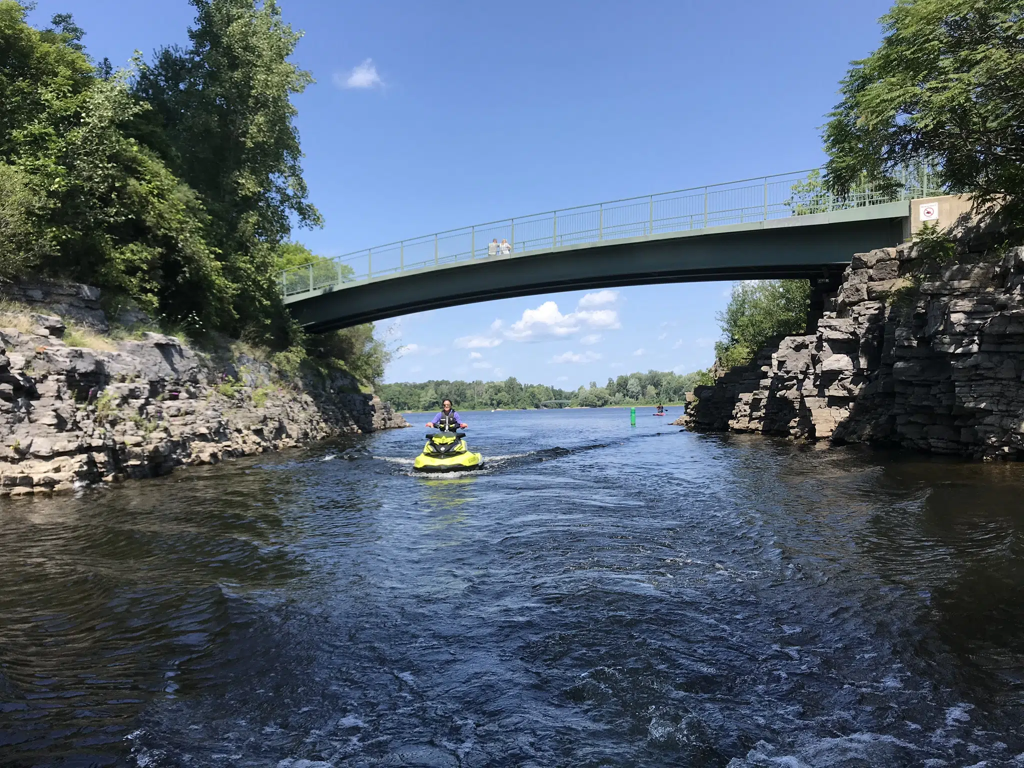 On accède à la marina du Casino du Lac-Leamy via un chenal balisé très agréable à parcourir