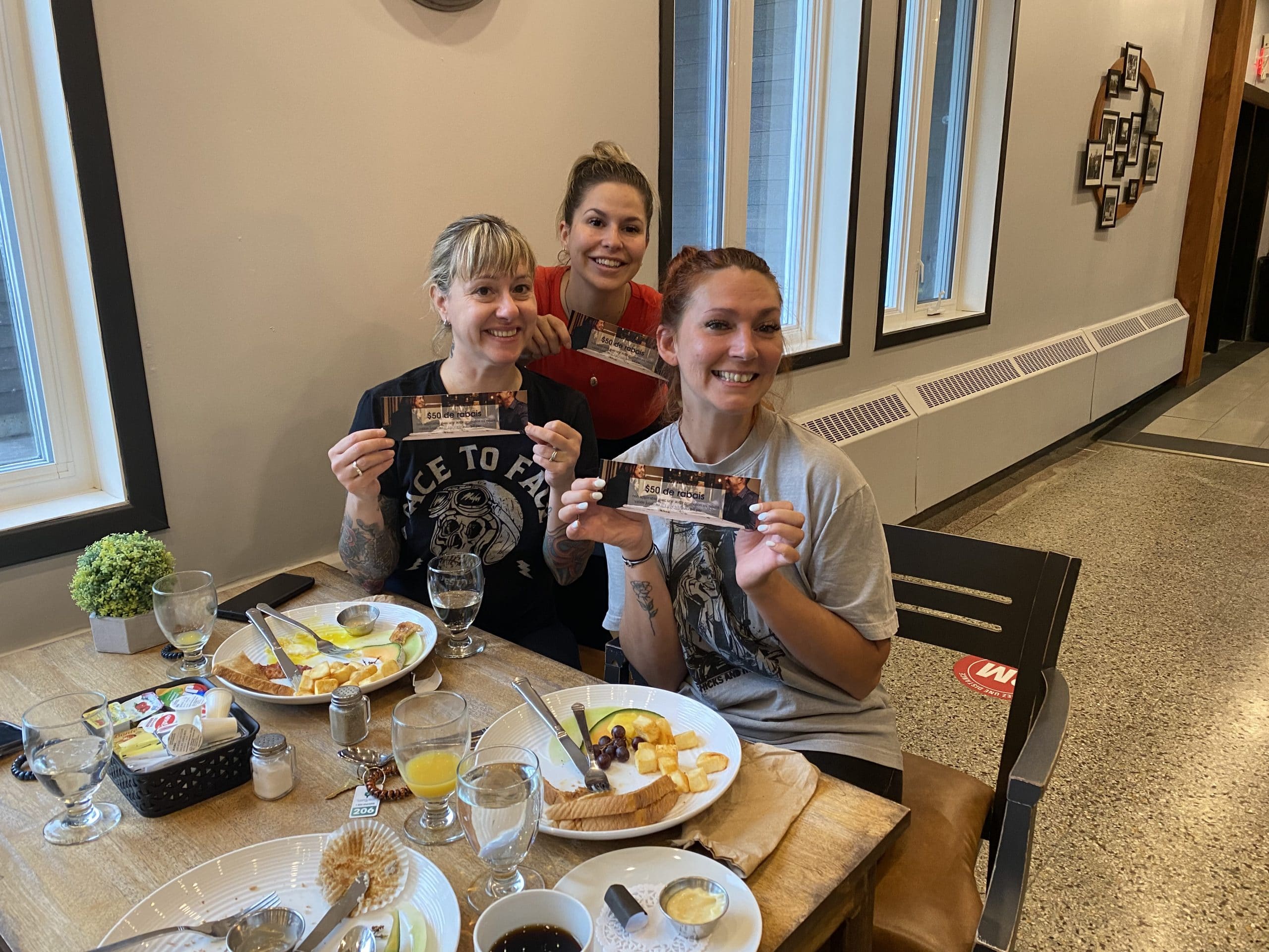 3 Chicks And Machines en visite au Centre-du-Québec « Partie 2 » 21 Maryse nous gâte avant de partir en nous offrant un chèque cadeau de 50$