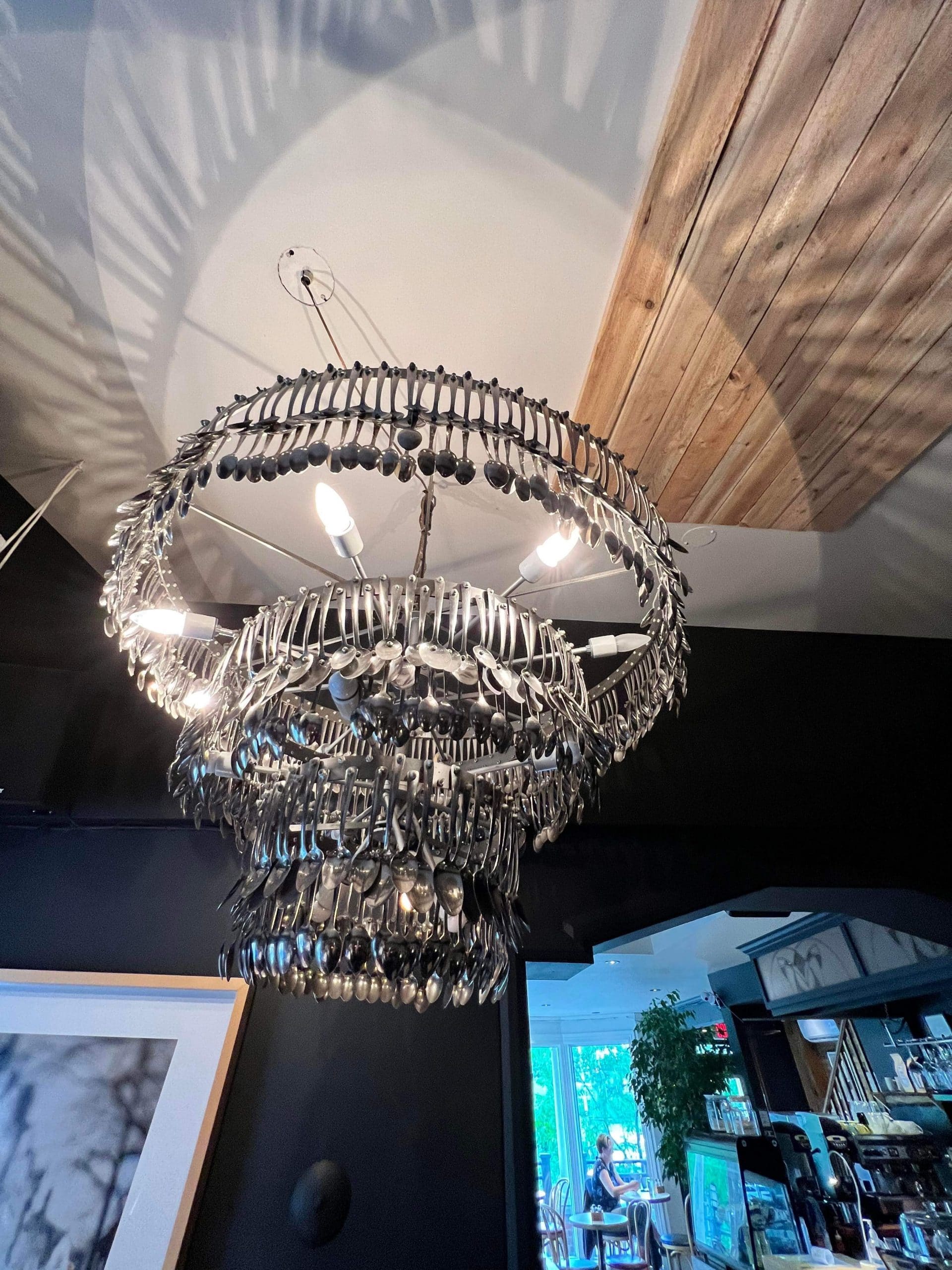 Le magnifique luminaire qui est installé dans le bâtiment ancestrale du Shad Café