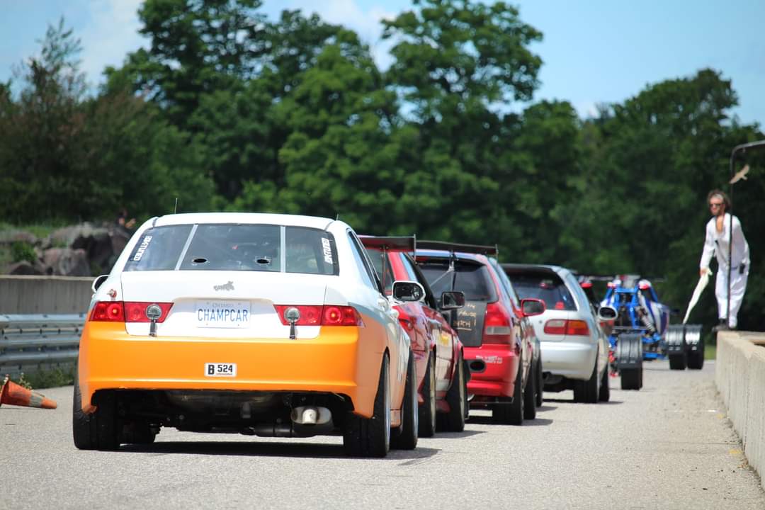 Le Time Attack; les courses contre-la-montre 8 Les voitures se préparent à aller en piste (1)