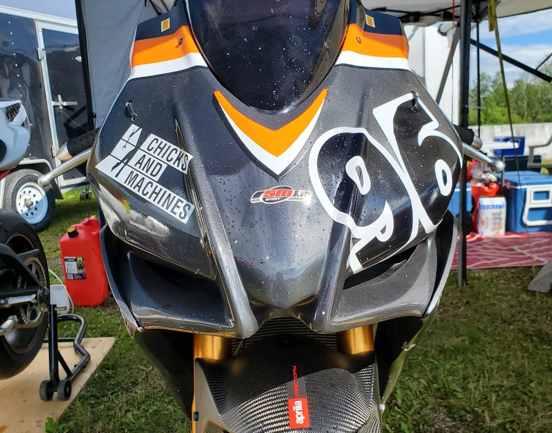 L'autocollant Chicks And Machines sur une des motos de l'événement L'autocollant Chicks And Machines sur une des motos de l'événement