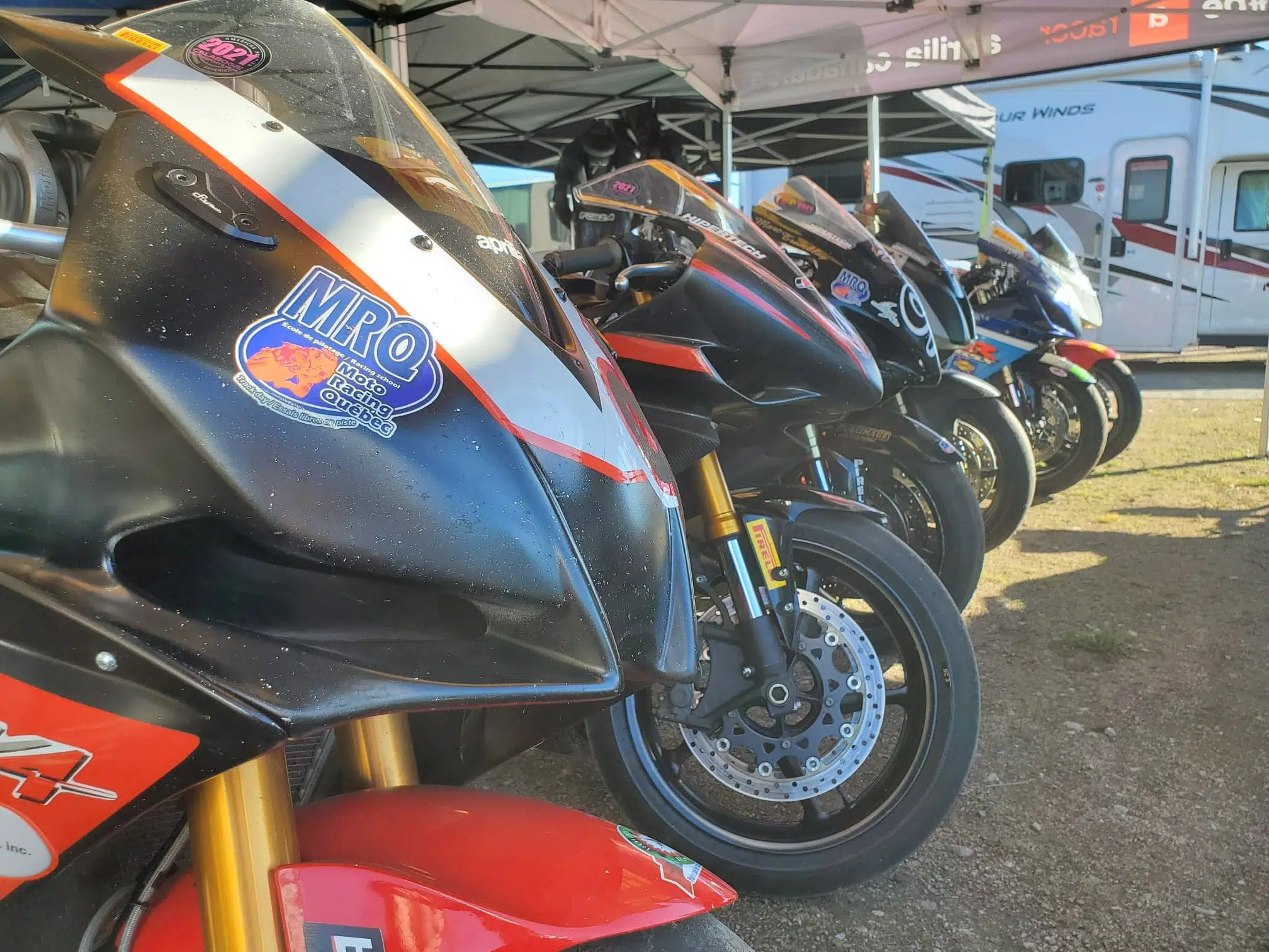Les motos MRQ alignées fièrement Les motos MRQ alignées fièrement