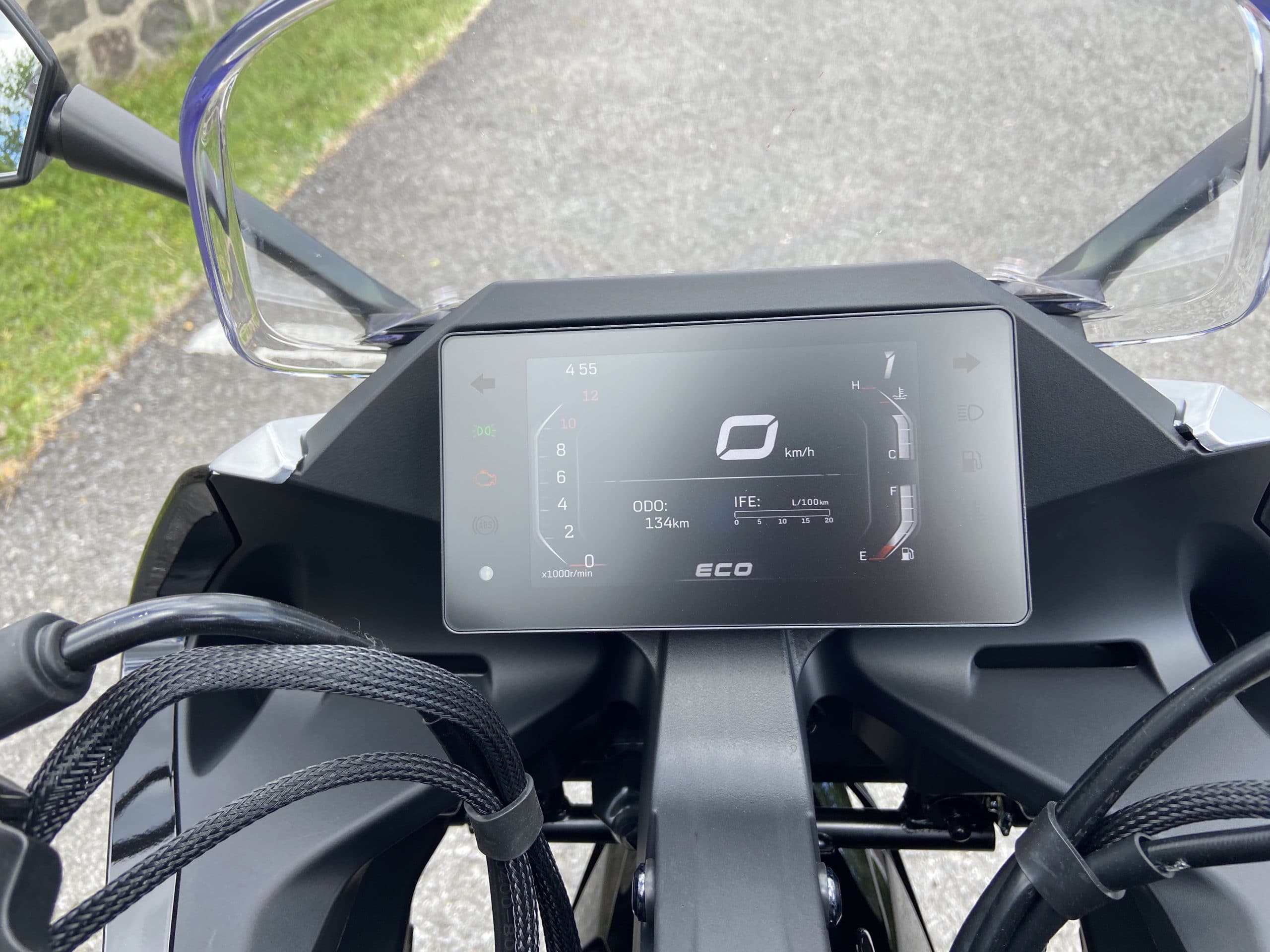 Essai de la moto 300SS 2022 de CFMoto: Le verdict 10 Le tableau de bord de la 300SS de CFMOTO