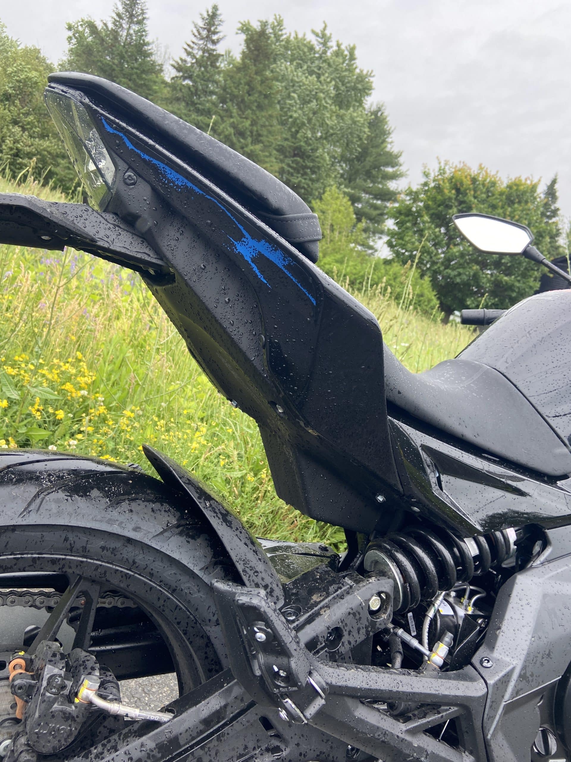 Essai de la moto 650NK 2022 de CFMoto 5 wing and wheel on the 650NK