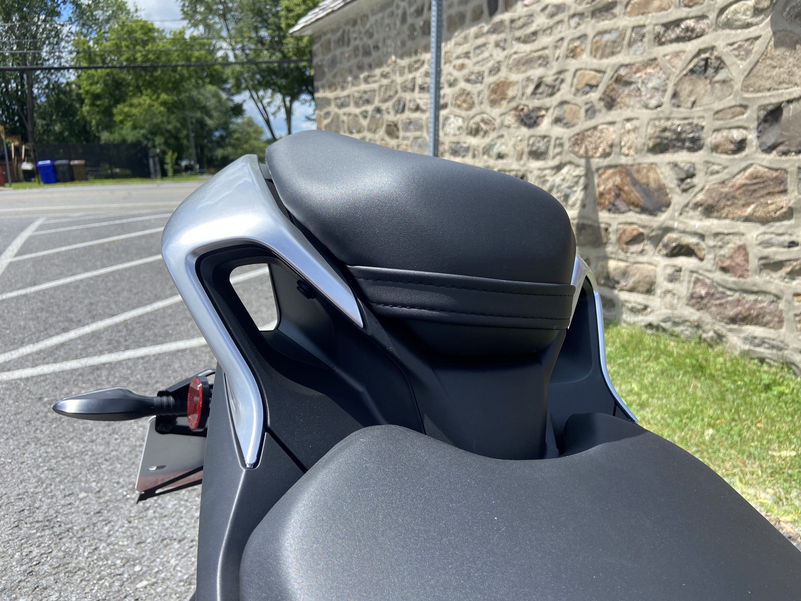 Essai de la moto 300SS 2022 de CFMoto: Le verdict 7 Le système de ventilation sous le siège passager