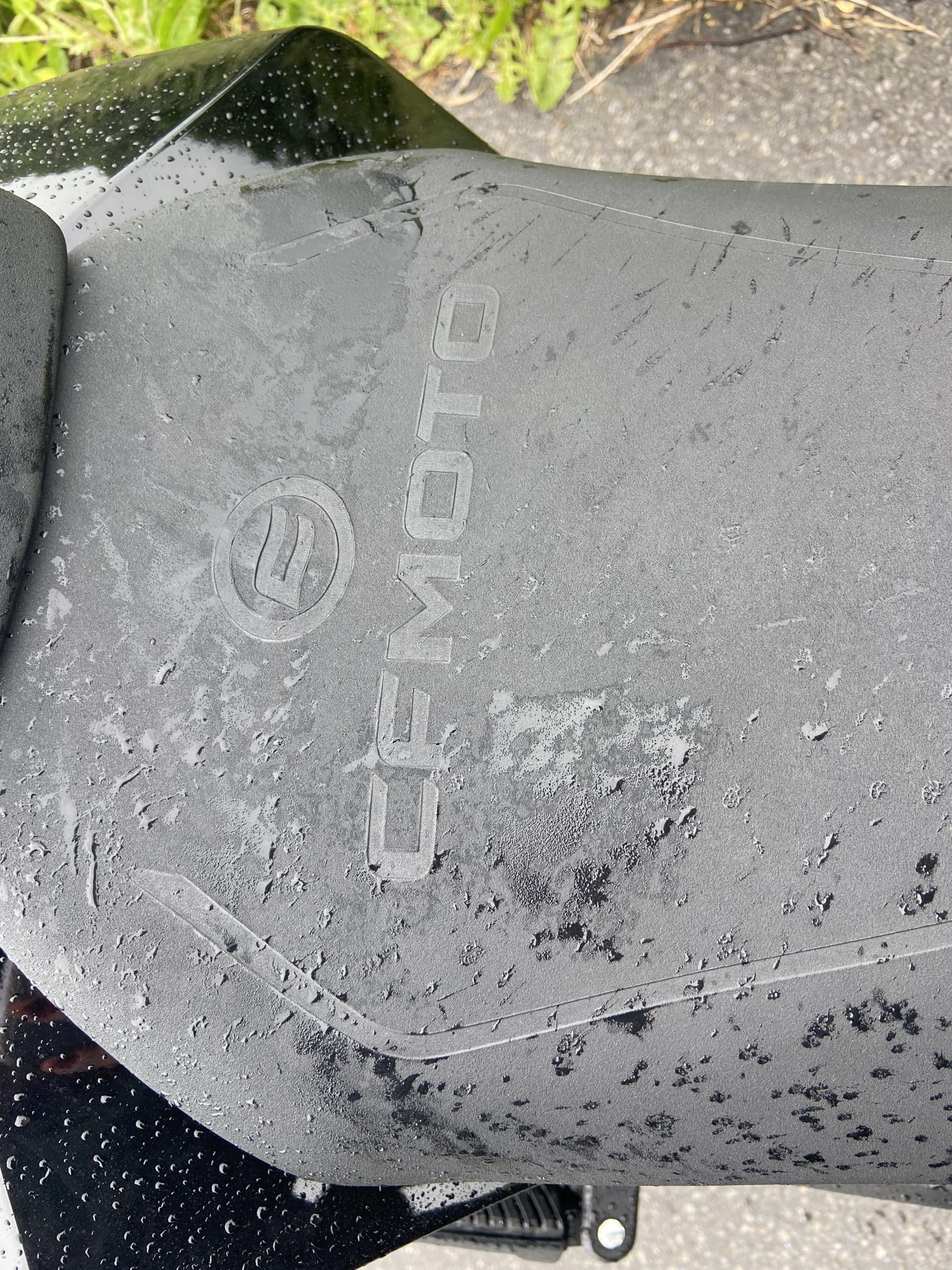 Essai de la moto 650NK 2022 de CFMoto 7 CFMoto logo seat