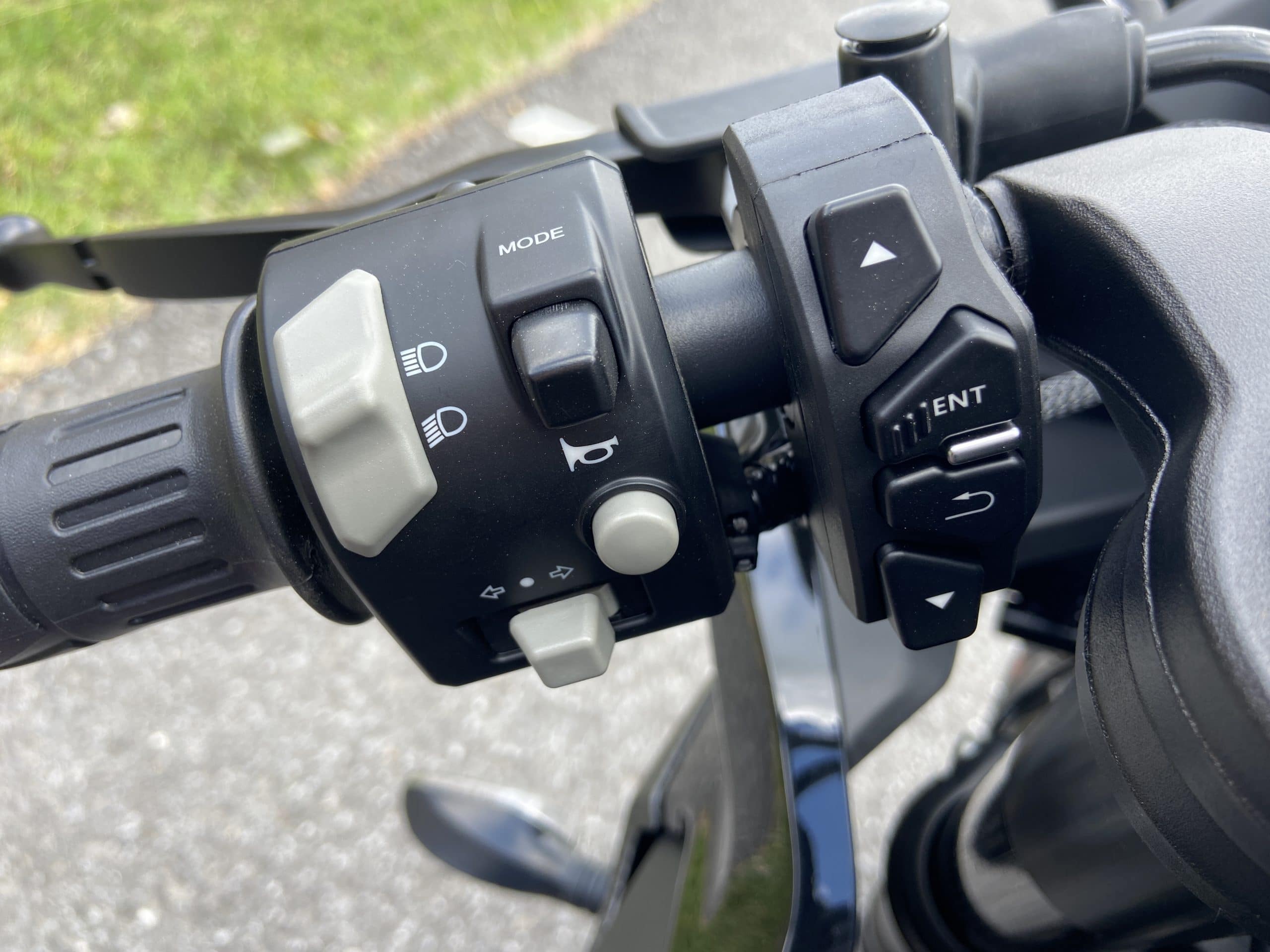Essai de la moto 300SS 2022 de CFMoto: Le verdict 12 Les commandes de la 300SS de CFMOTO