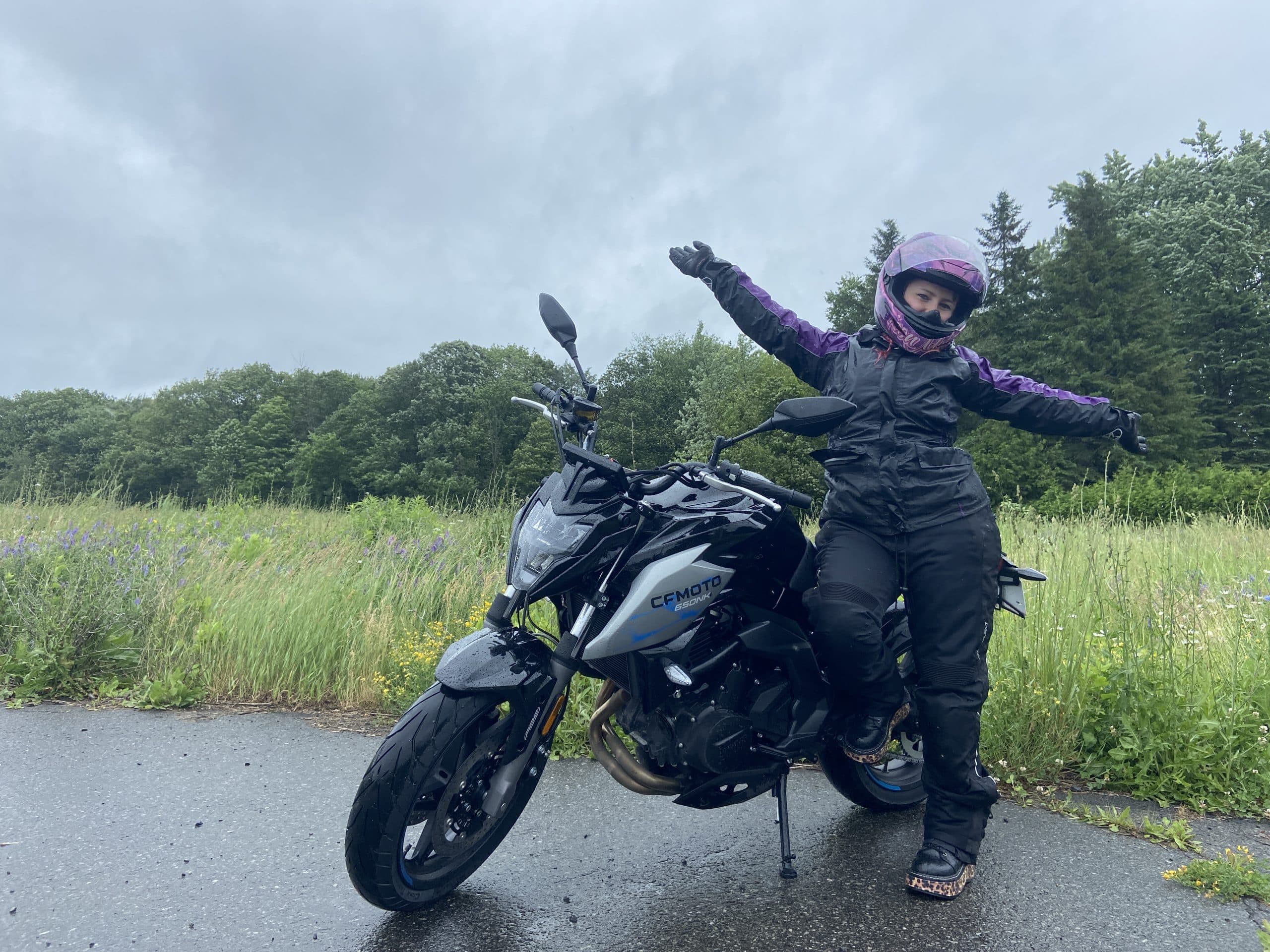 Essai de la moto 650NK 2022 de CFMoto 9 the 650NK under the rain