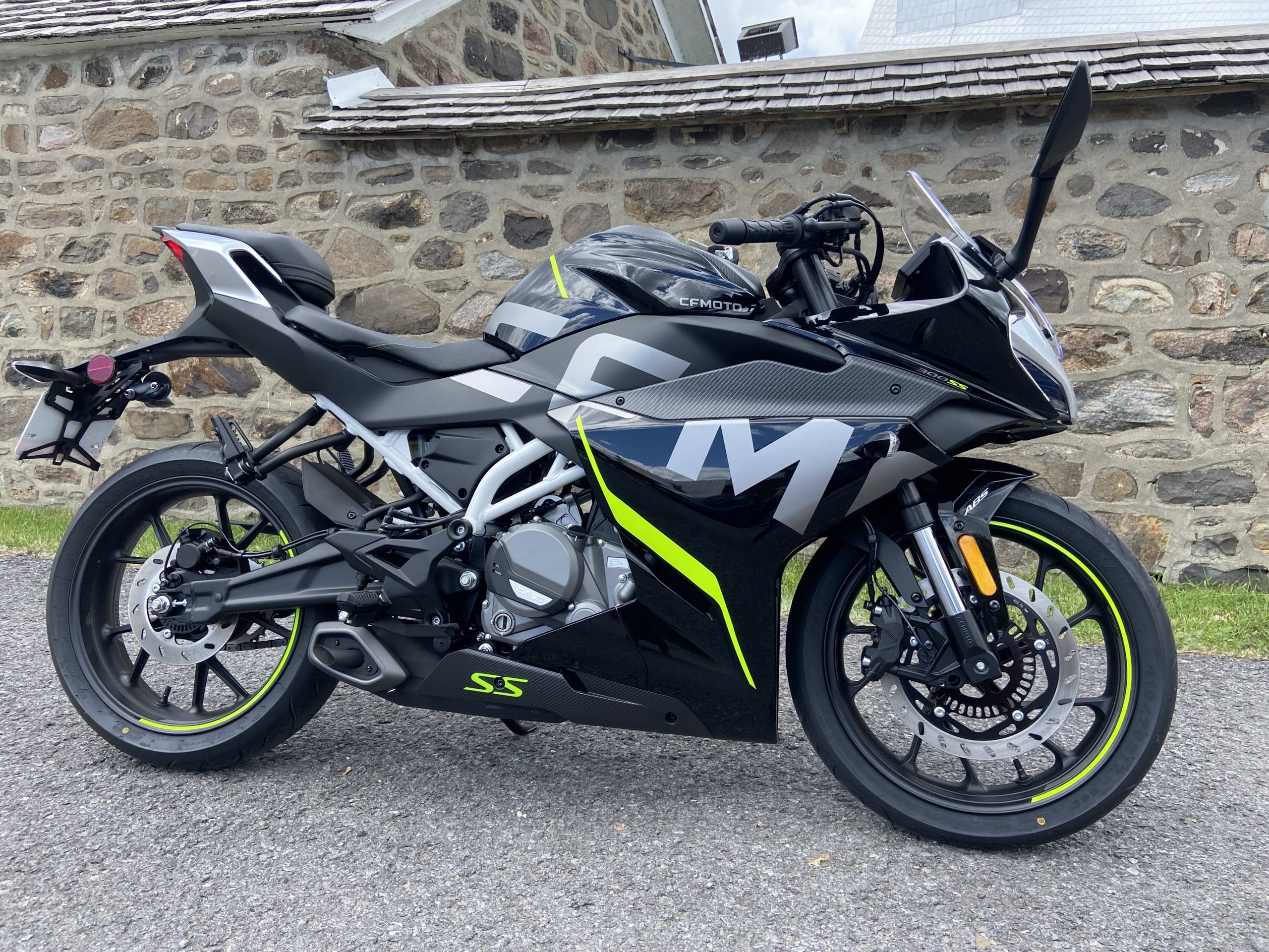 Essai de la moto 300SS 2022 de CFMoto: Le verdict 8 La CFMOTO 300SS 2022 vue de côté