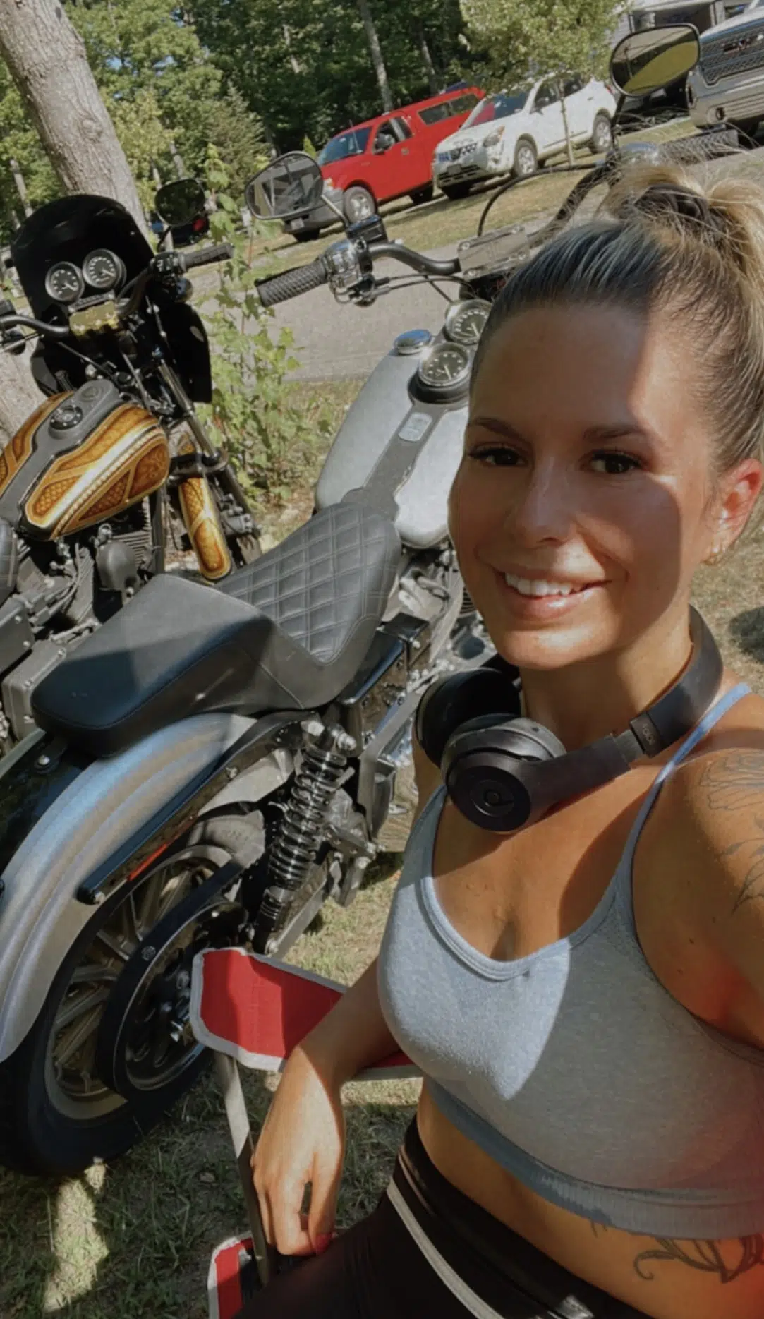 Valérie relaxe avec sa moto